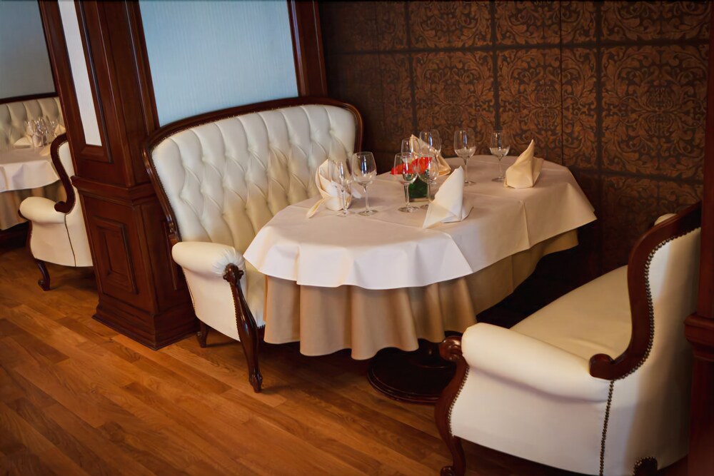 Hotel Roman by Dumbrava