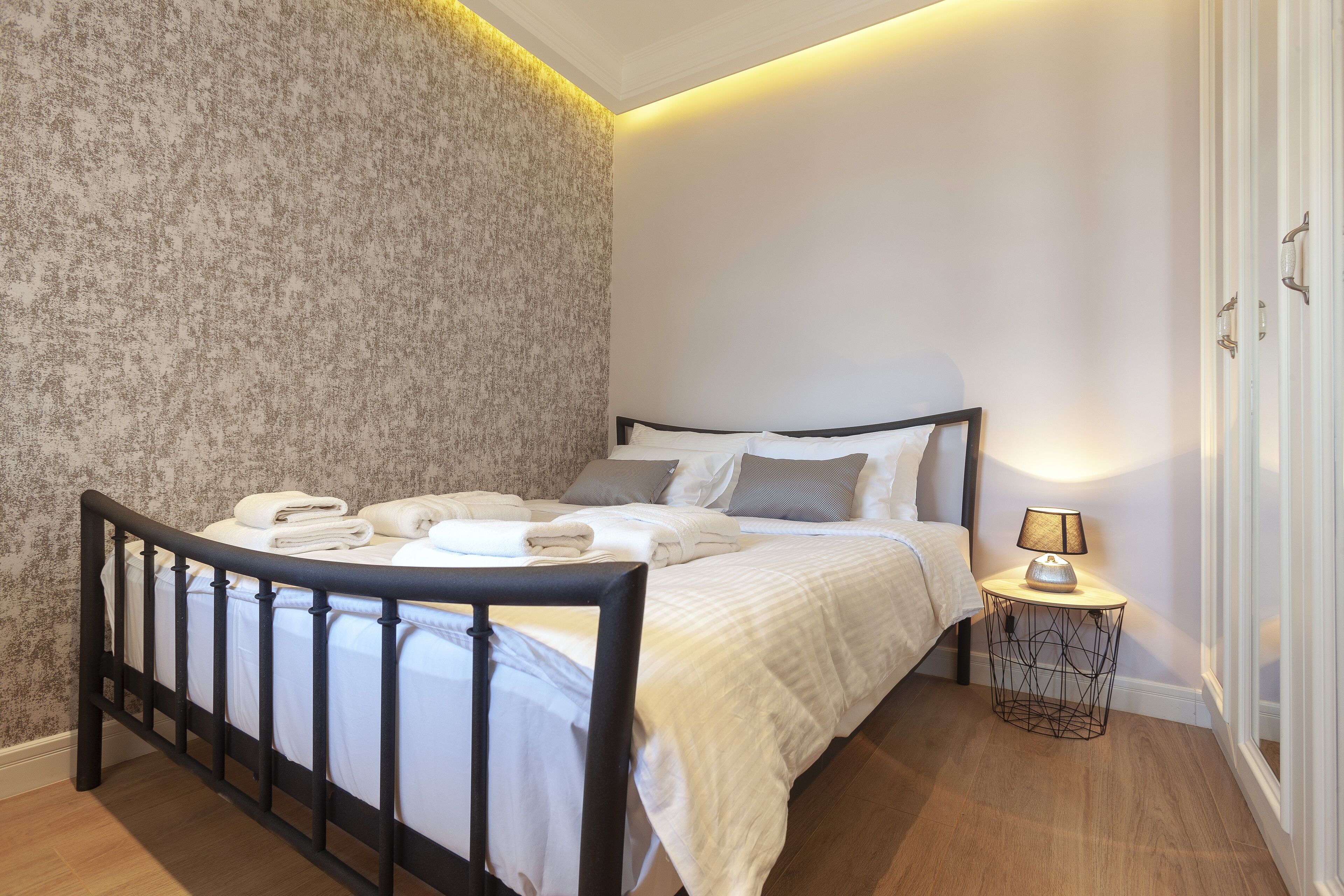 DJ City Vista - Luxury Apartments