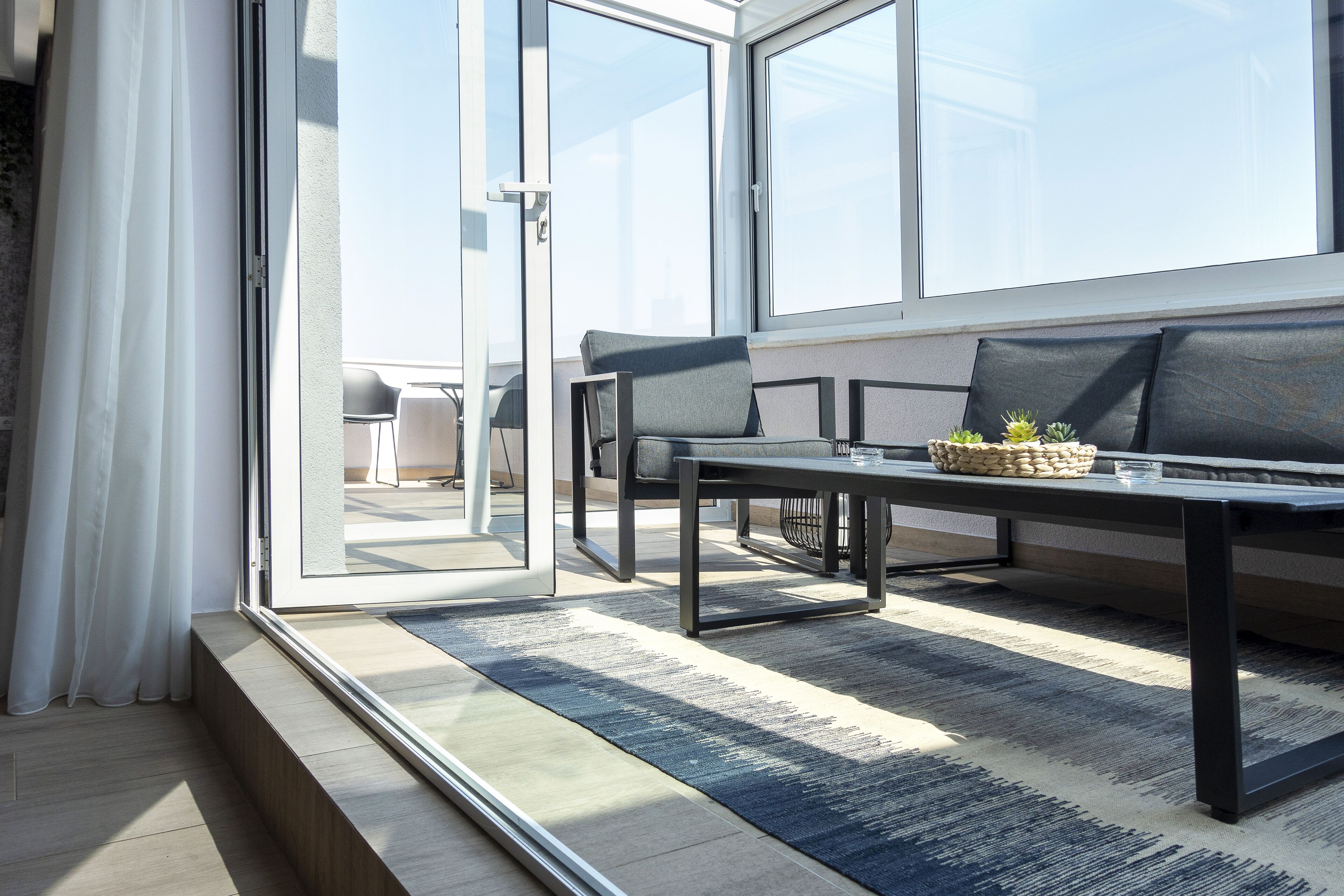 DJ City Vista - Luxury Apartments