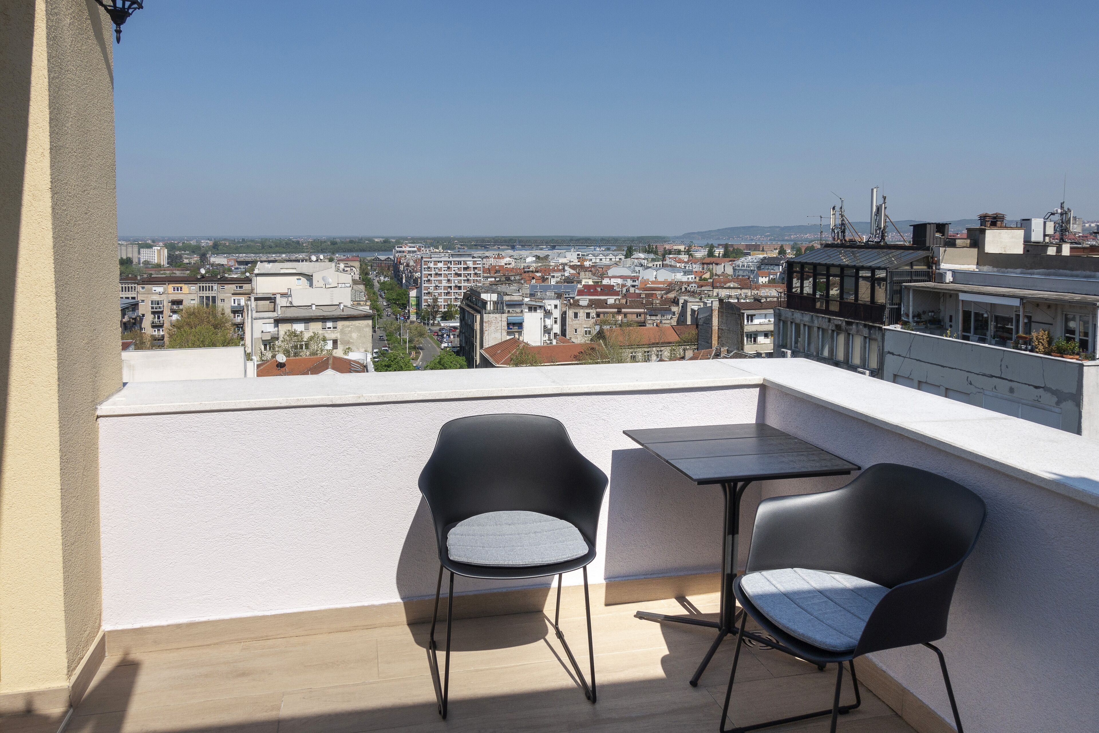 DJ City Vista - Luxury Apartments