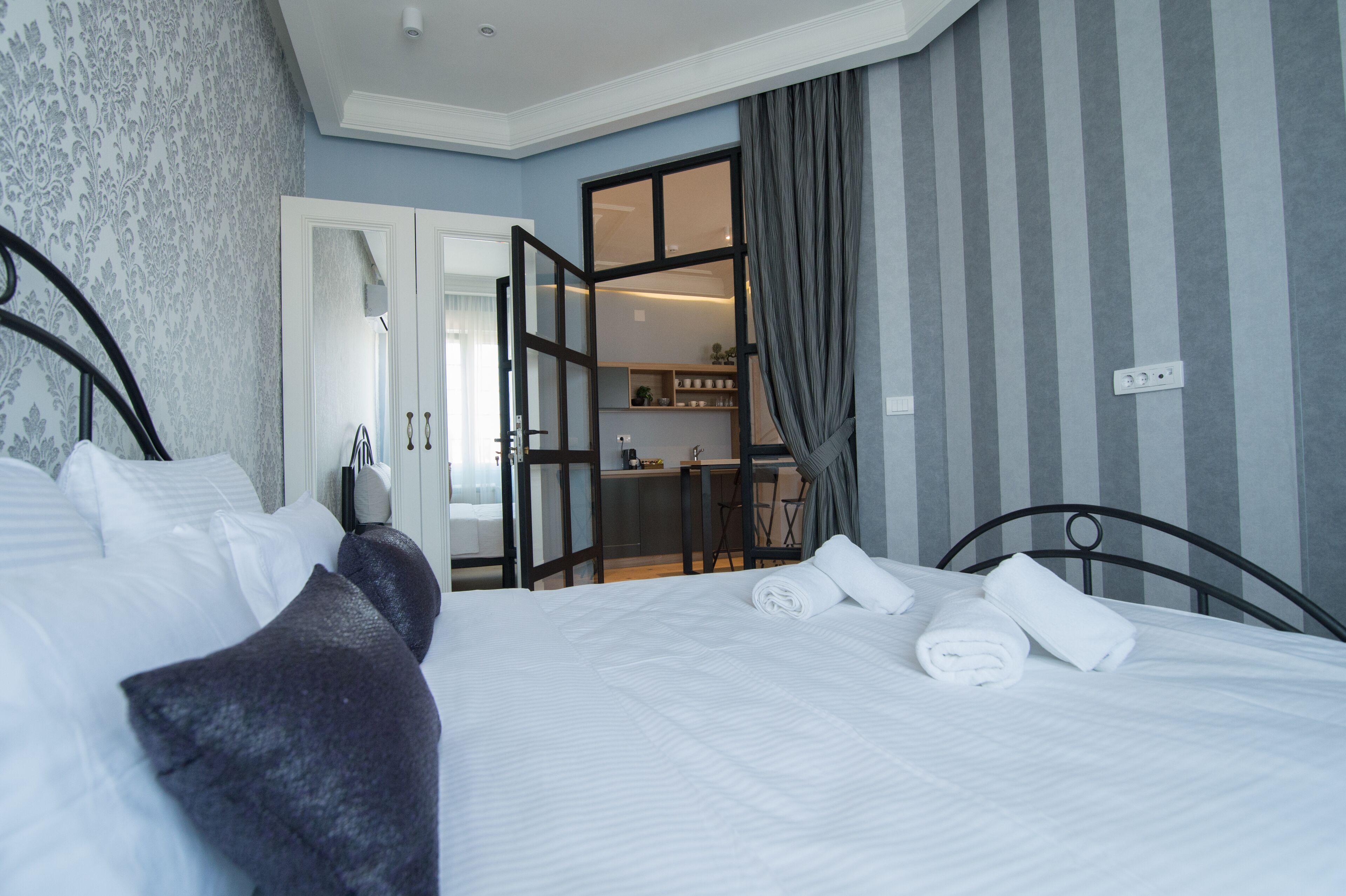 DJ City Vista - Luxury Apartments
