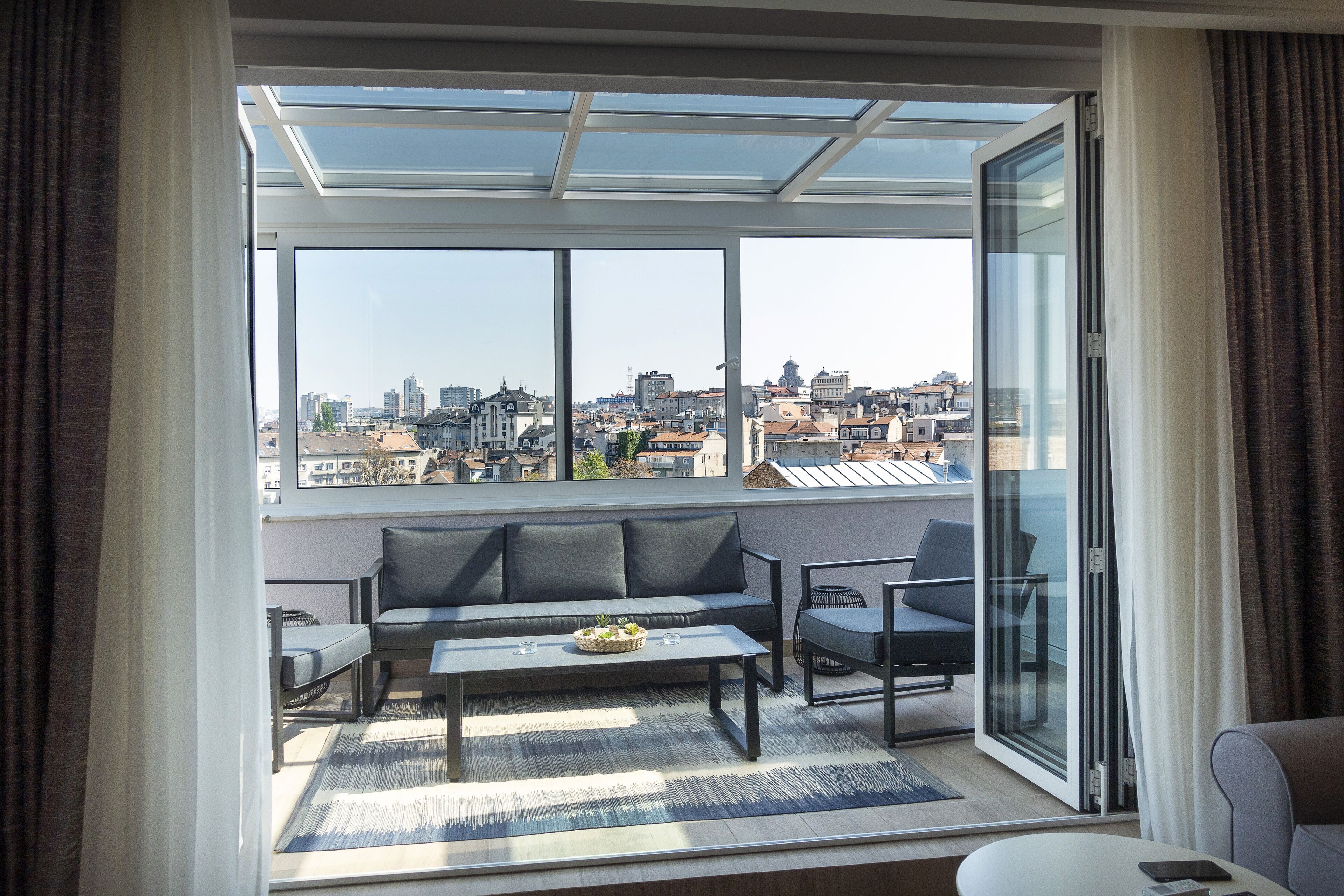 DJ City Vista - Luxury Apartments