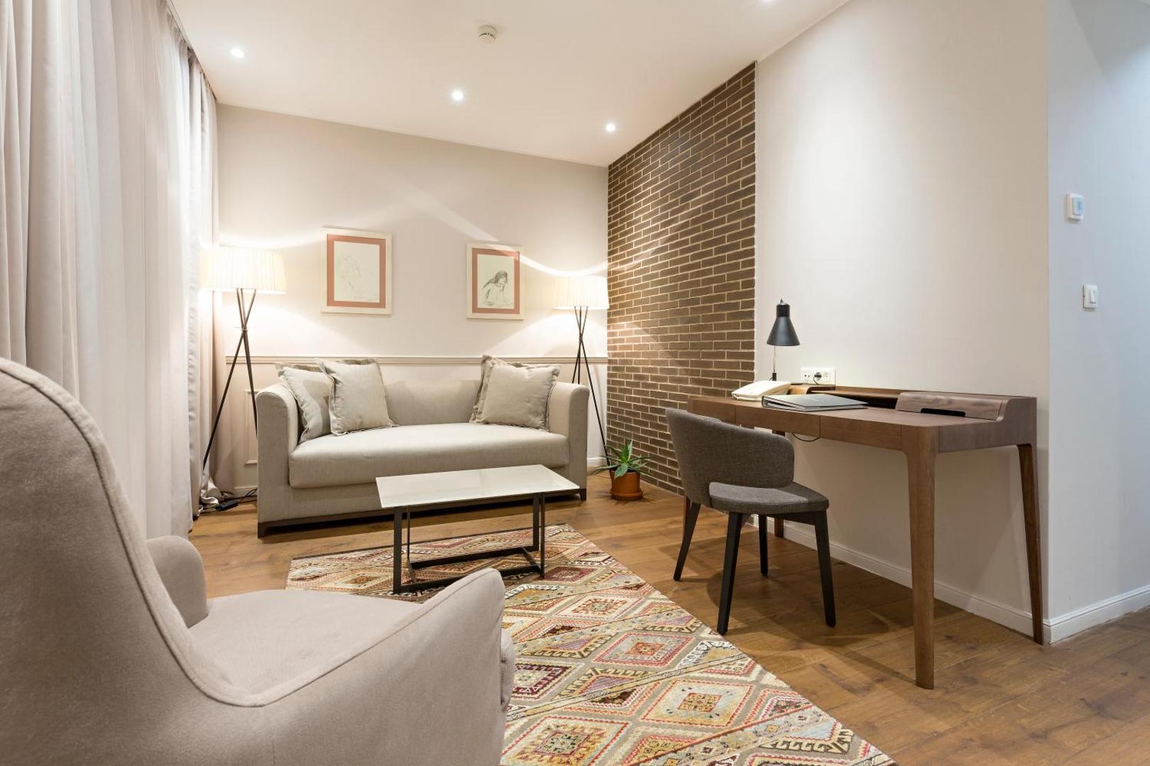 Envoy Hotel