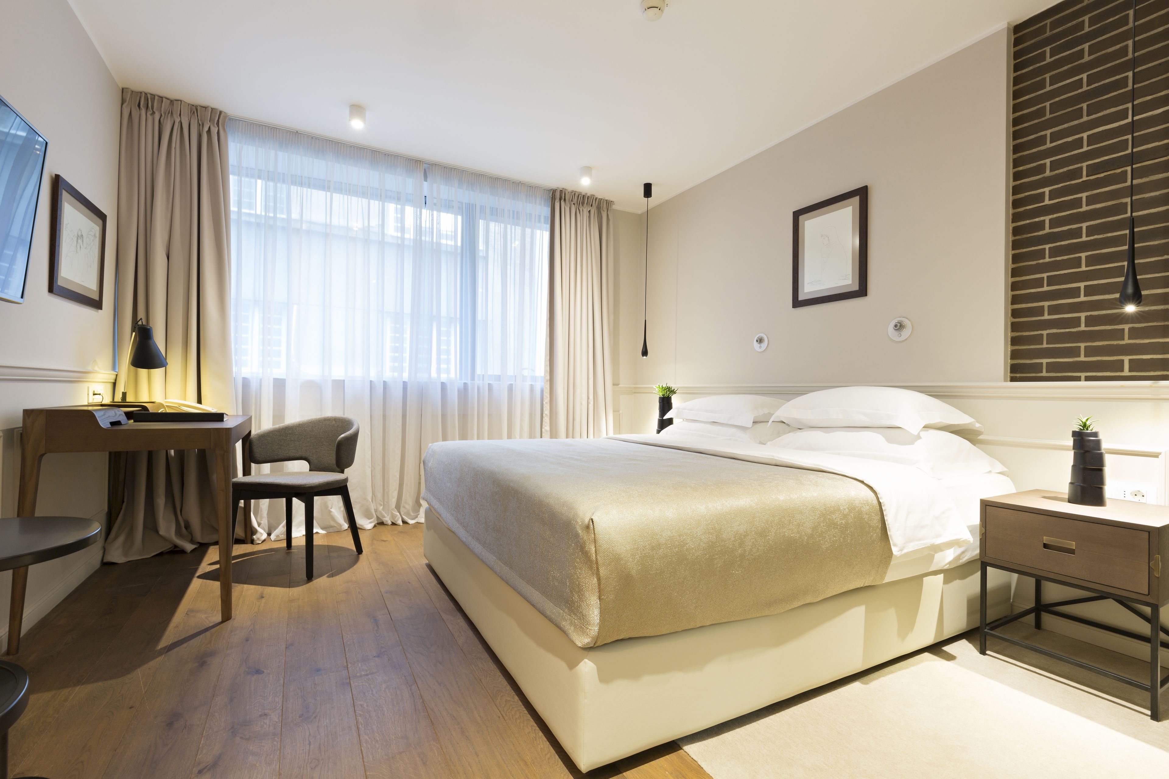 Envoy Hotel