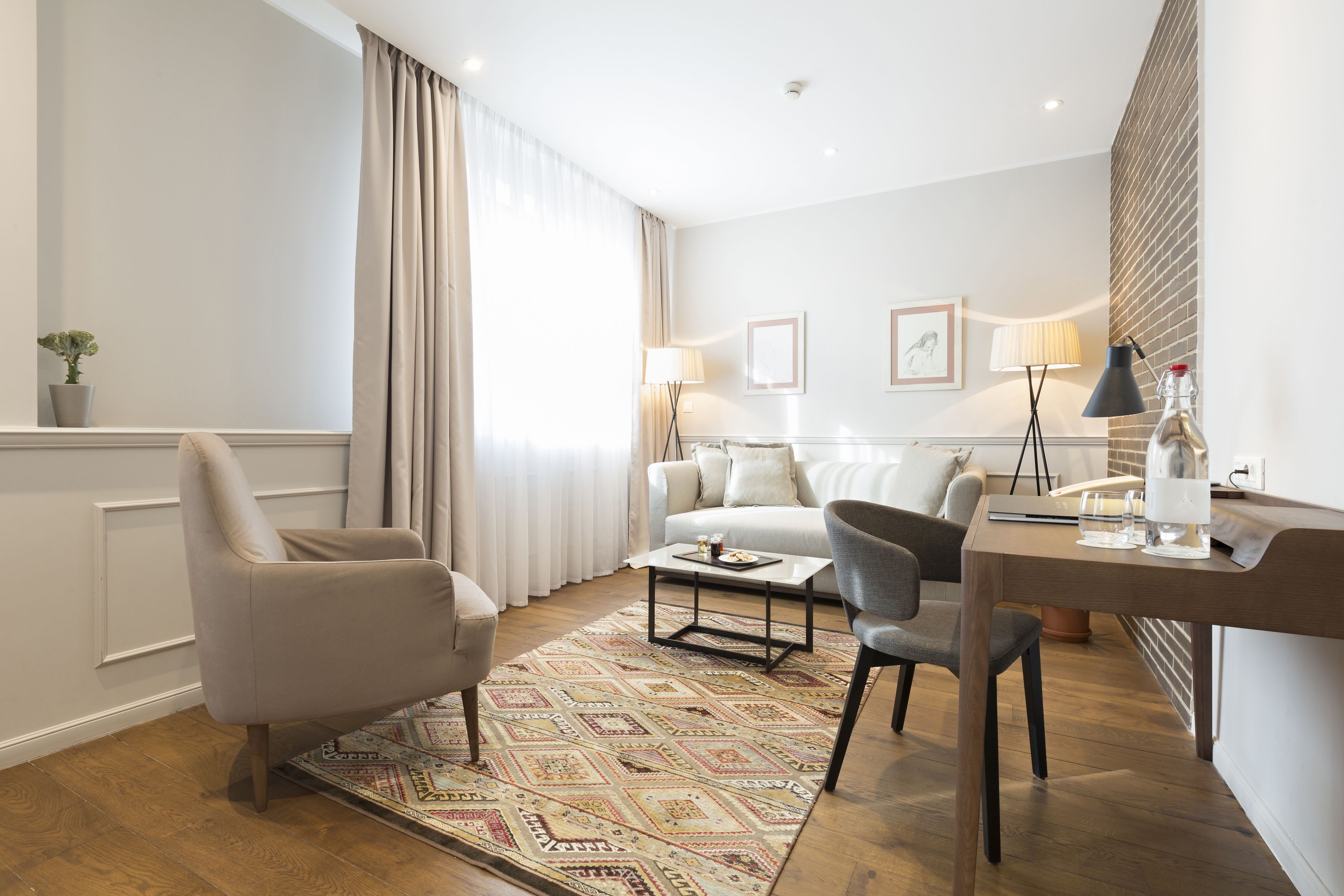 Envoy Hotel