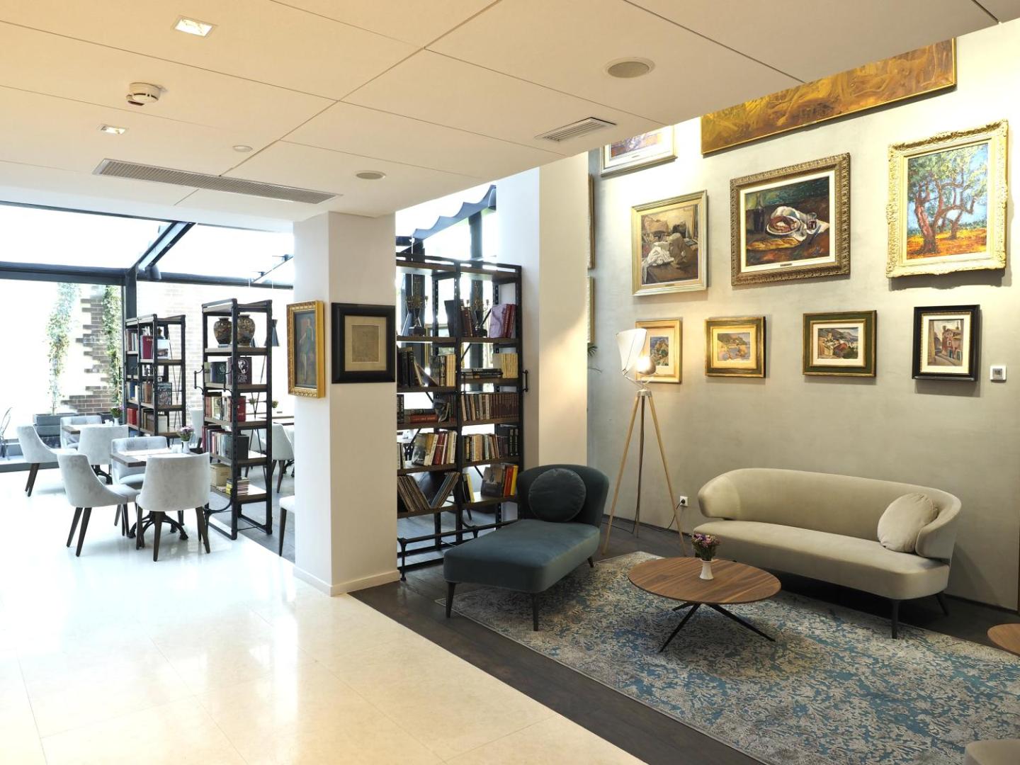 Envoy Hotel