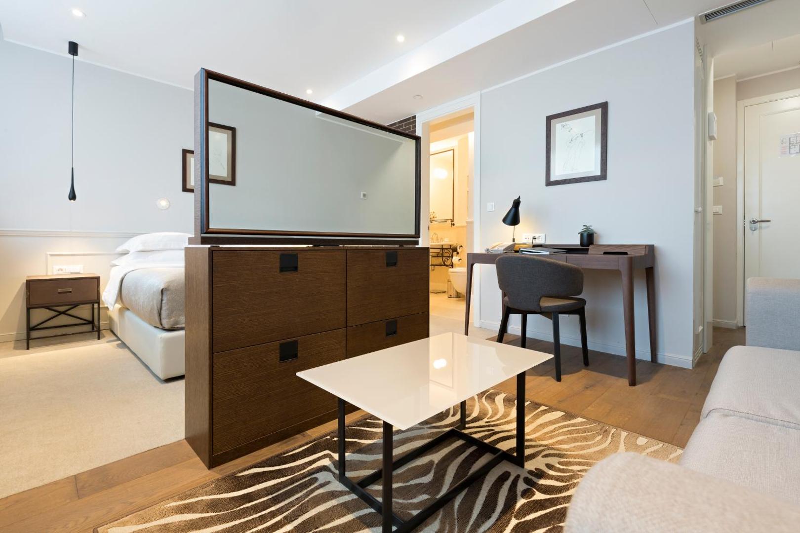 Envoy Hotel