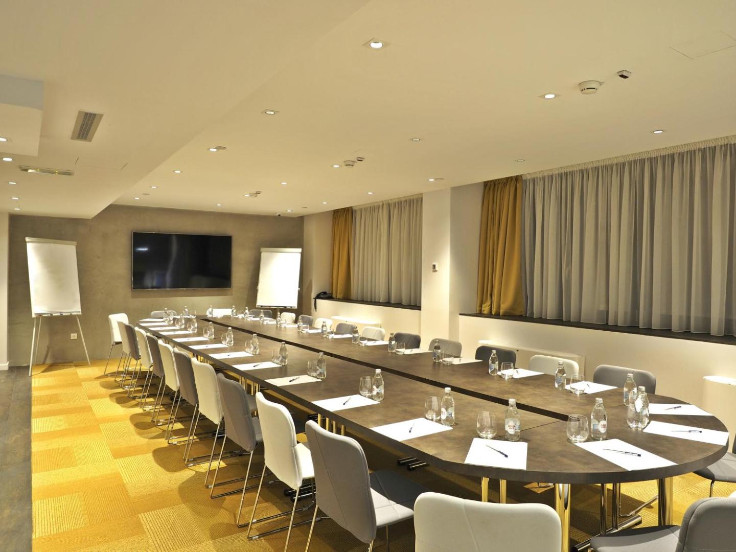 Envoy Hotel