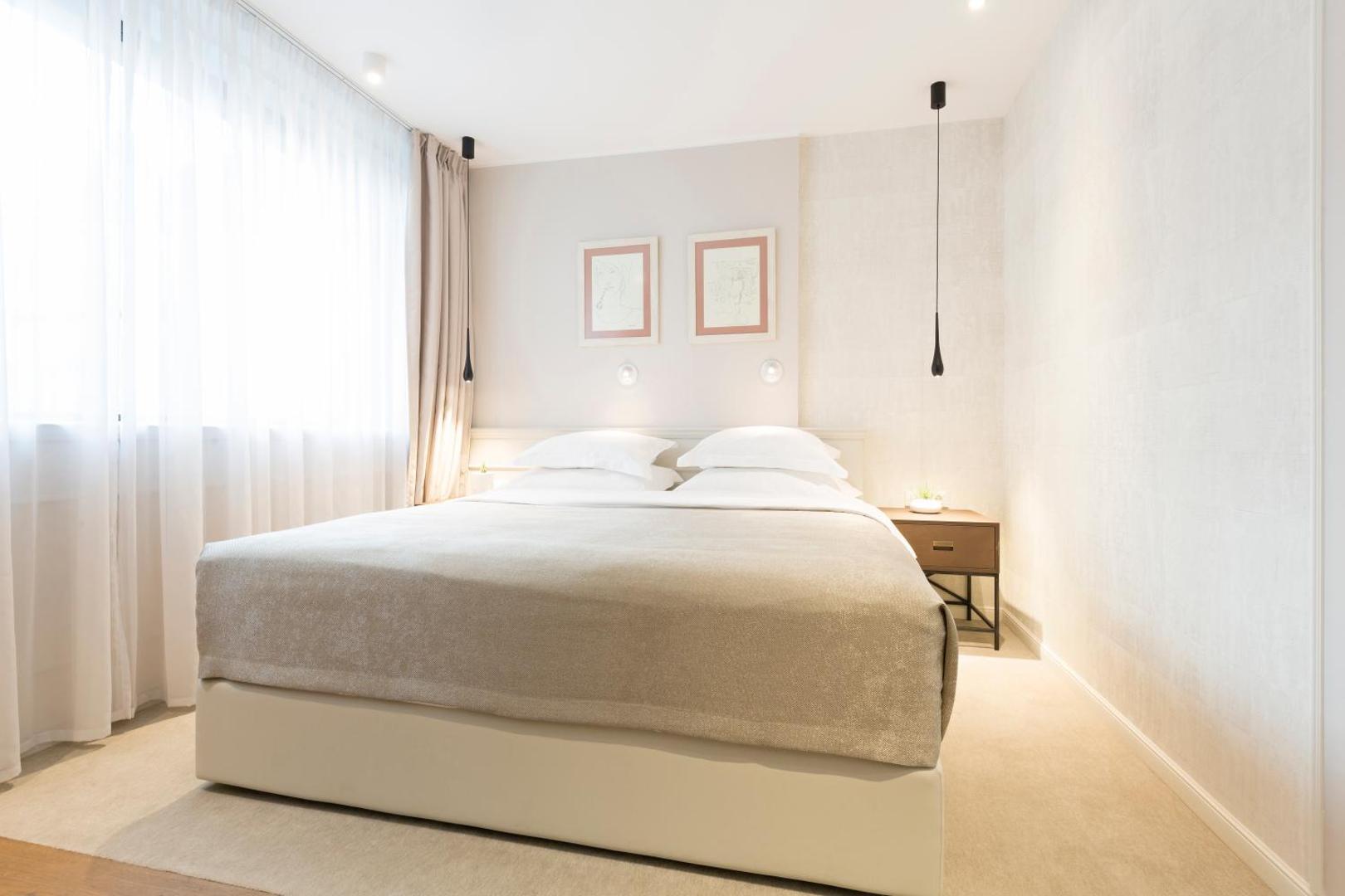 Envoy Hotel