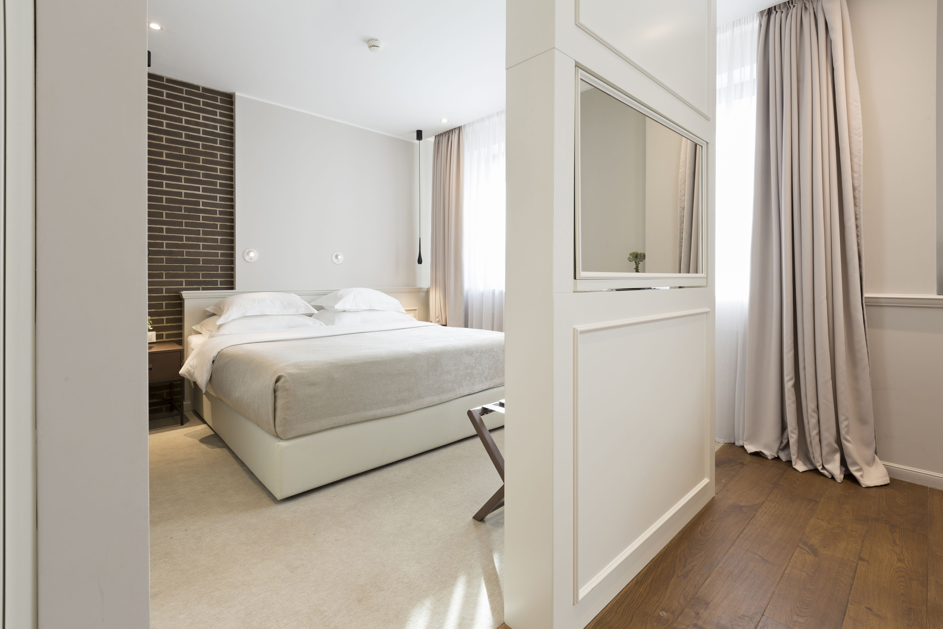 Envoy Hotel