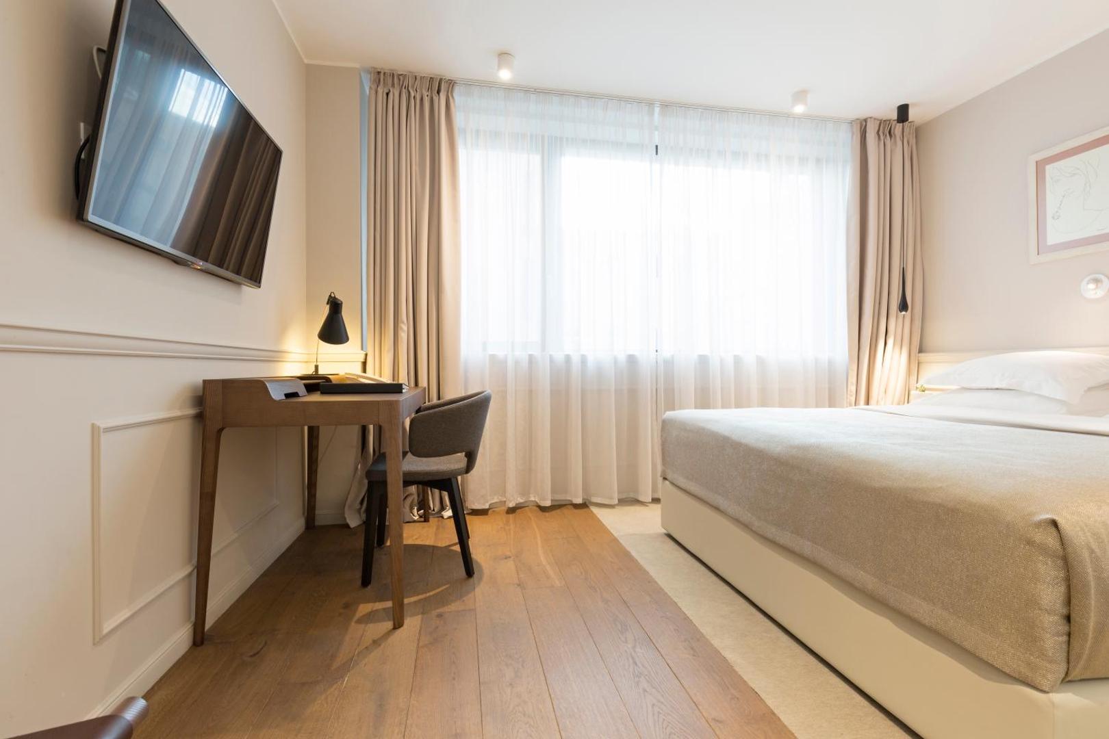 Envoy Hotel