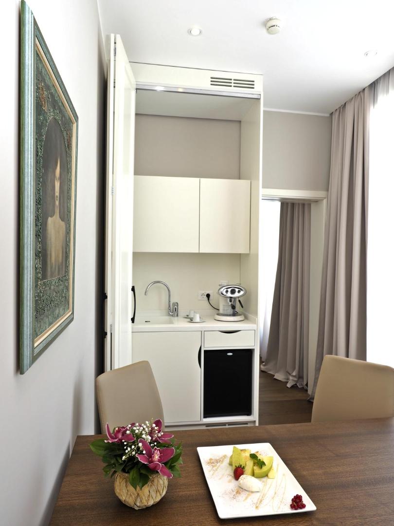 Envoy Hotel