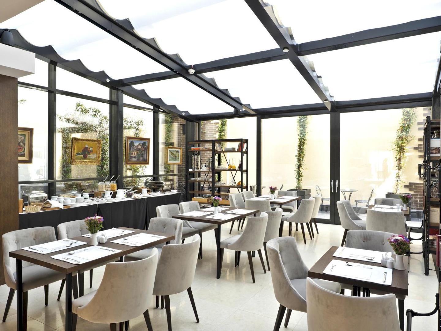 Envoy Hotel