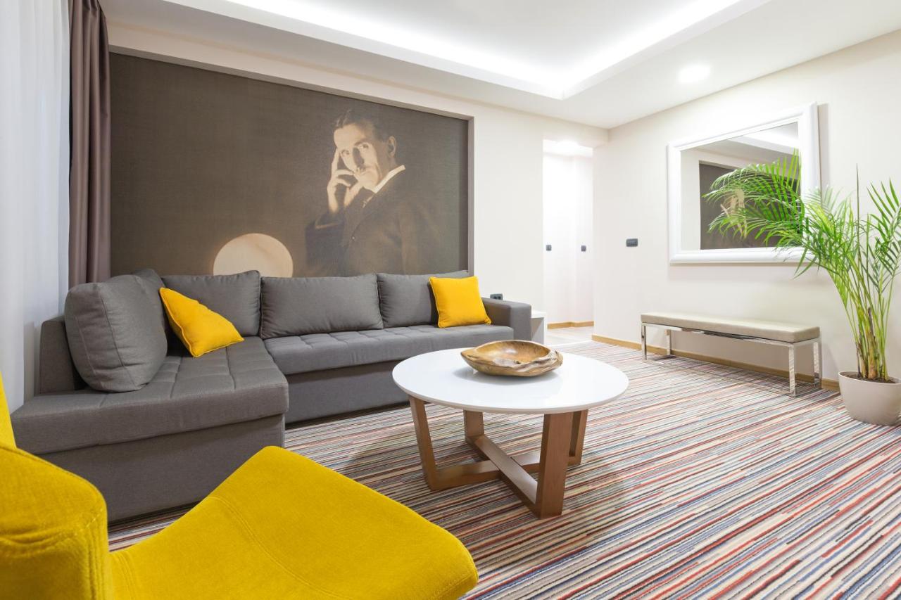 Hotel Tesla Smart Stay