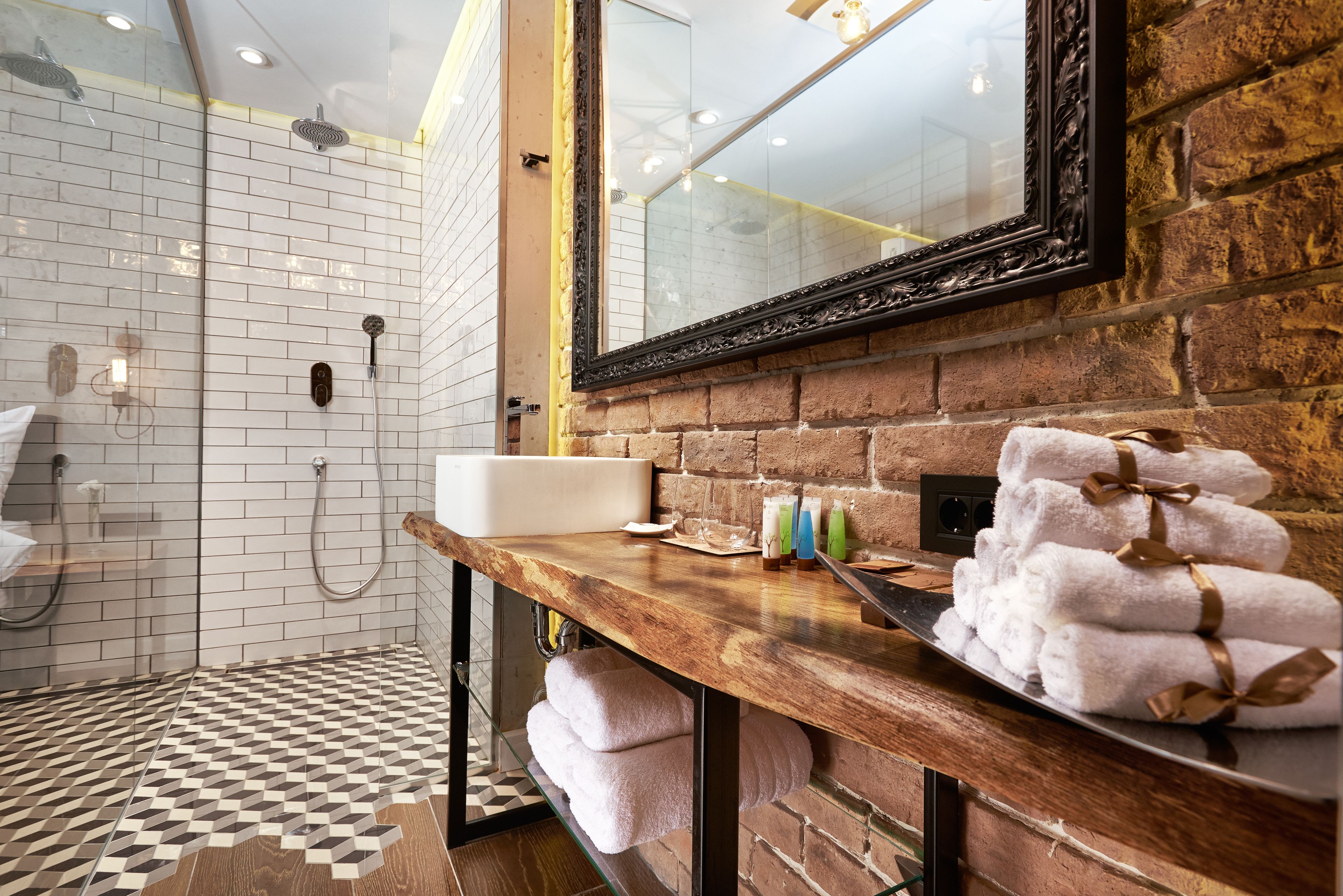 One Luxury Suites