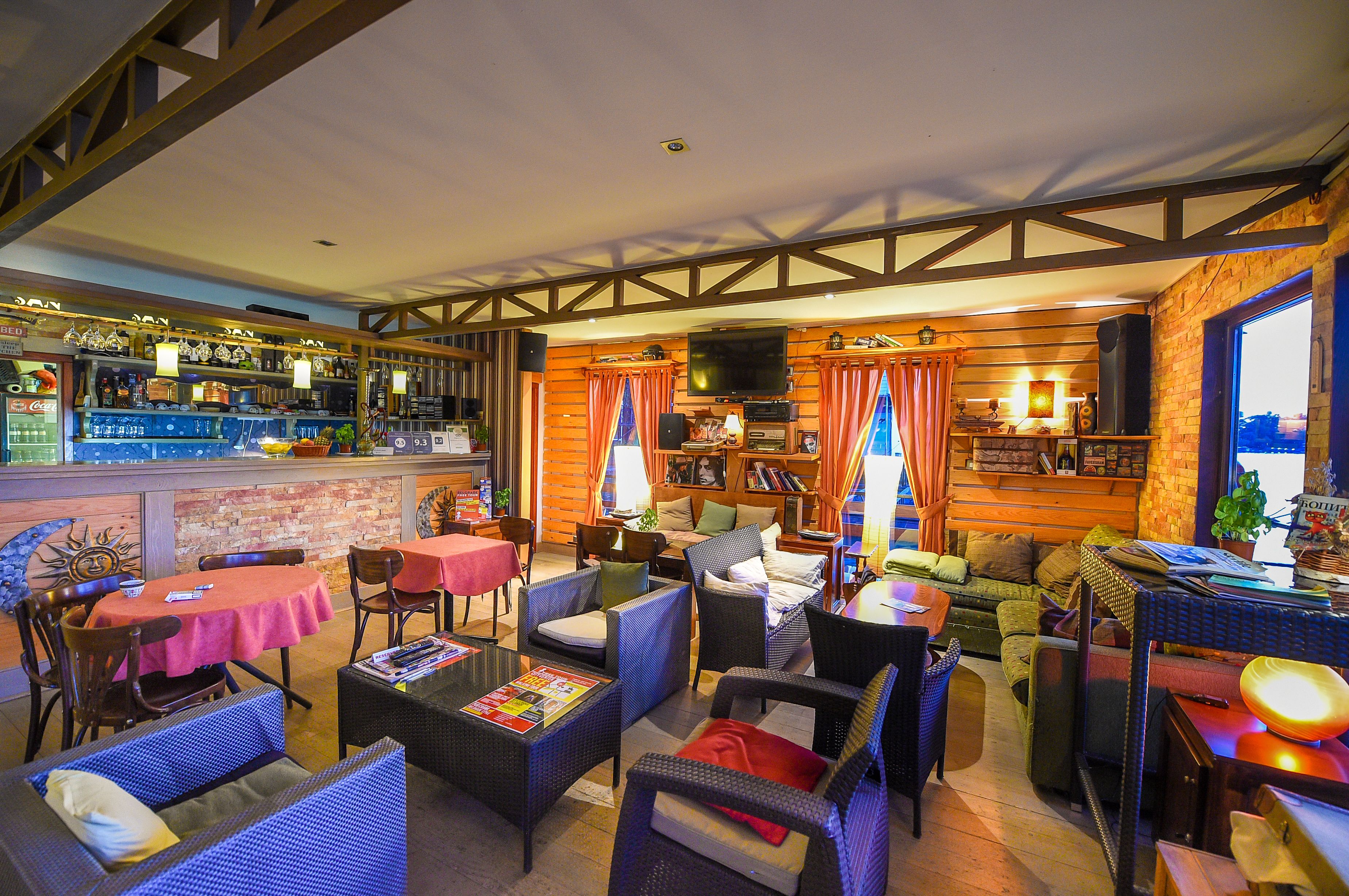 San Art Floating Hostel