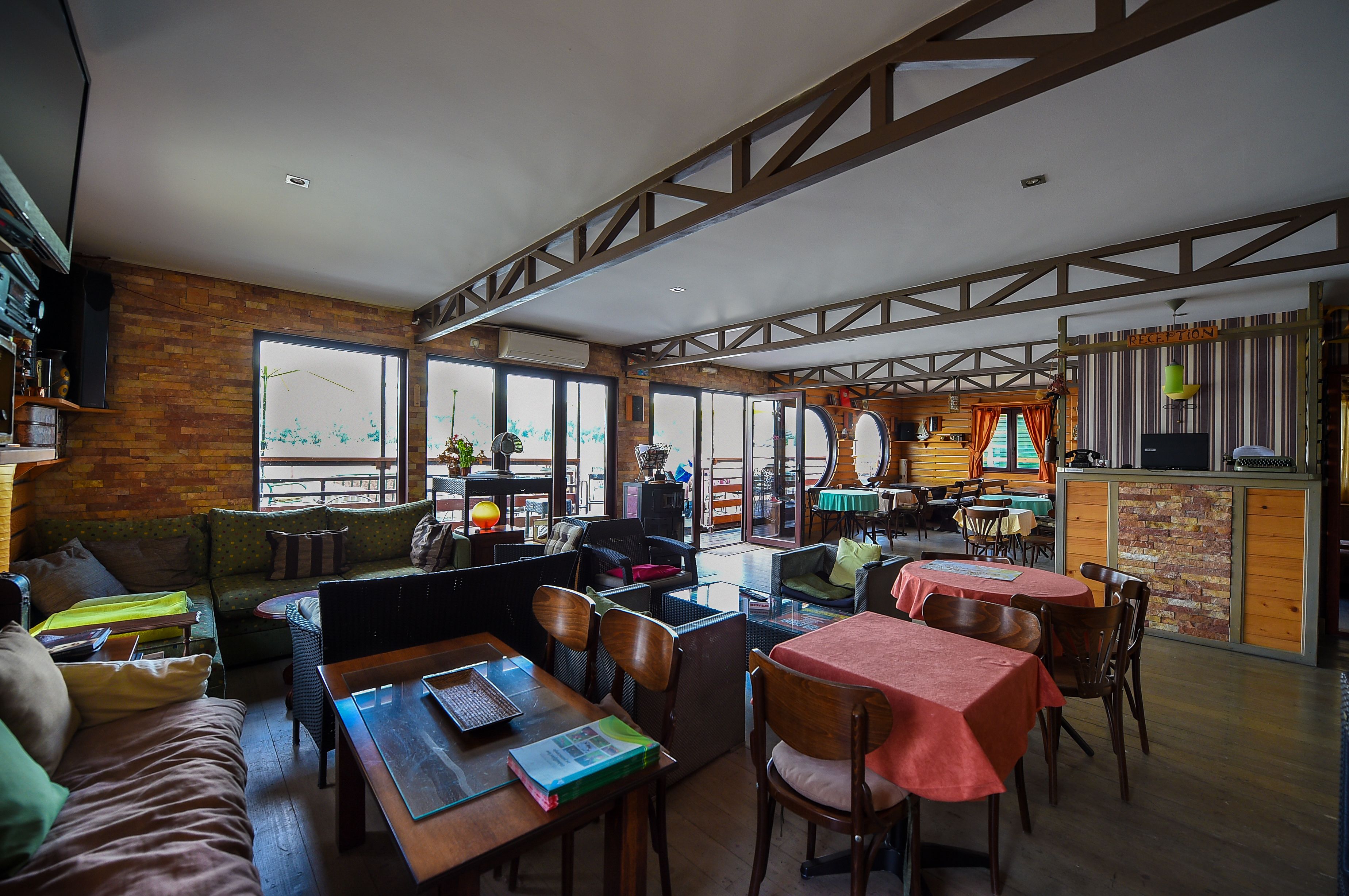 San Art Floating Hostel