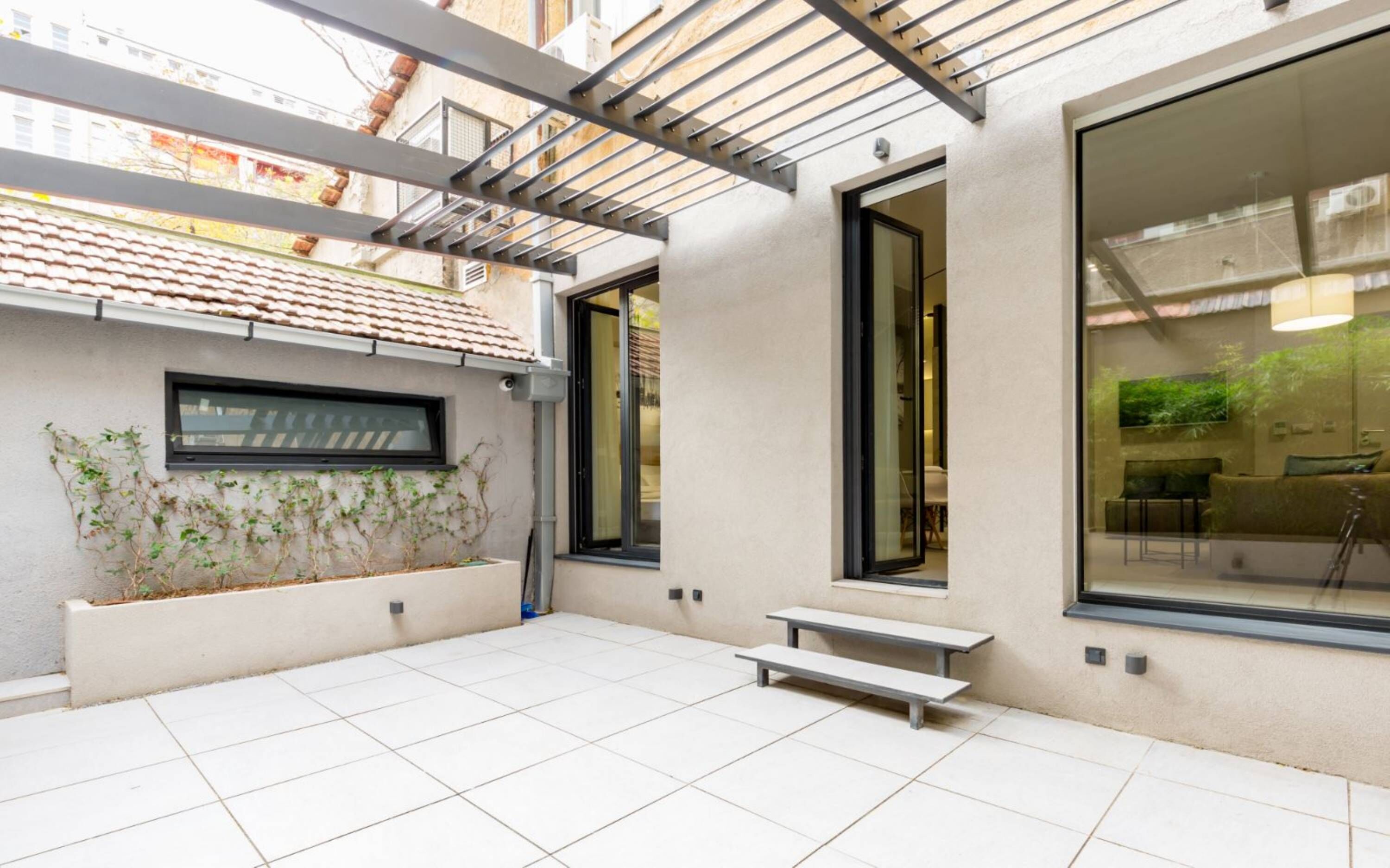 Teanna Lux Apartments