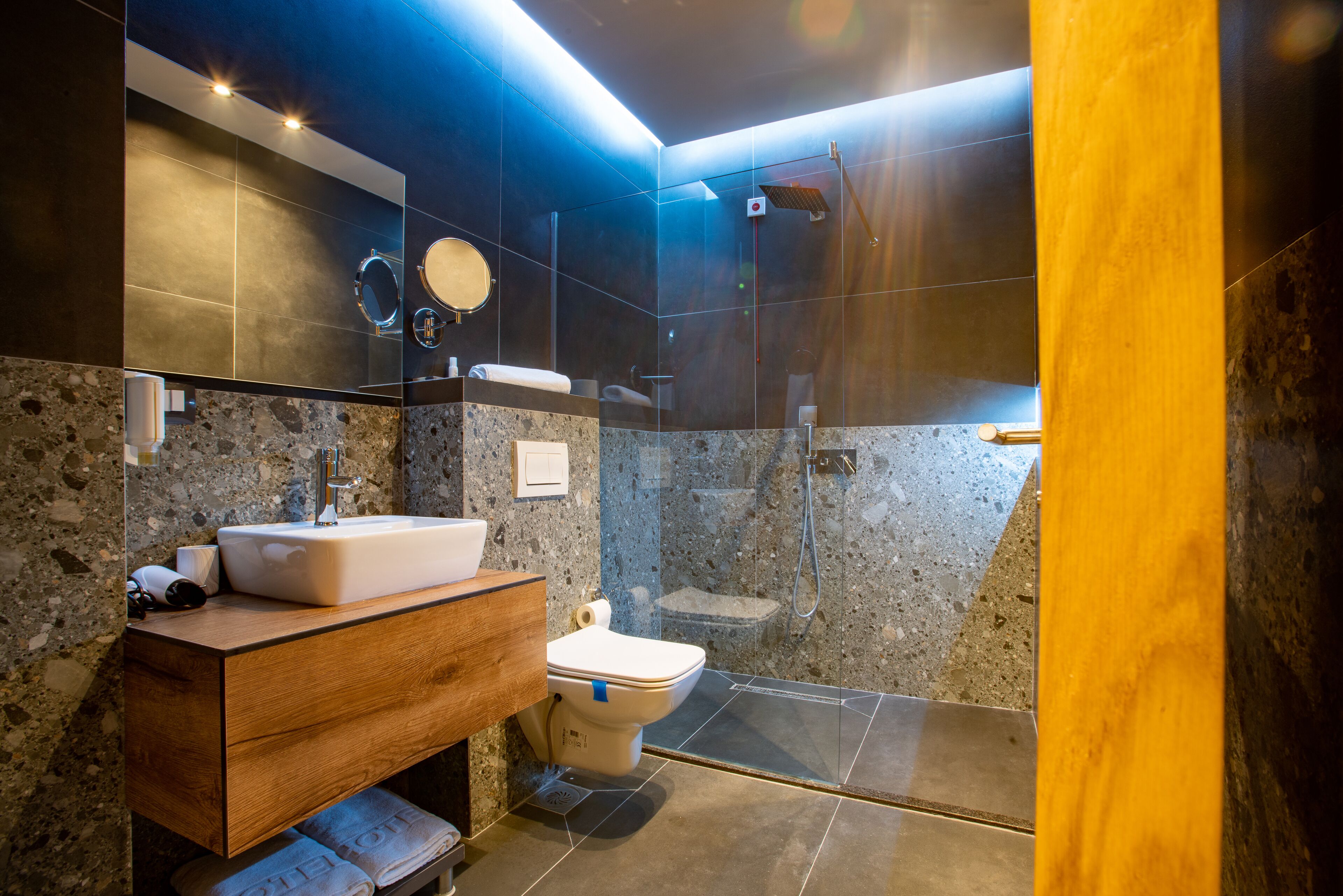 Ador Hotel