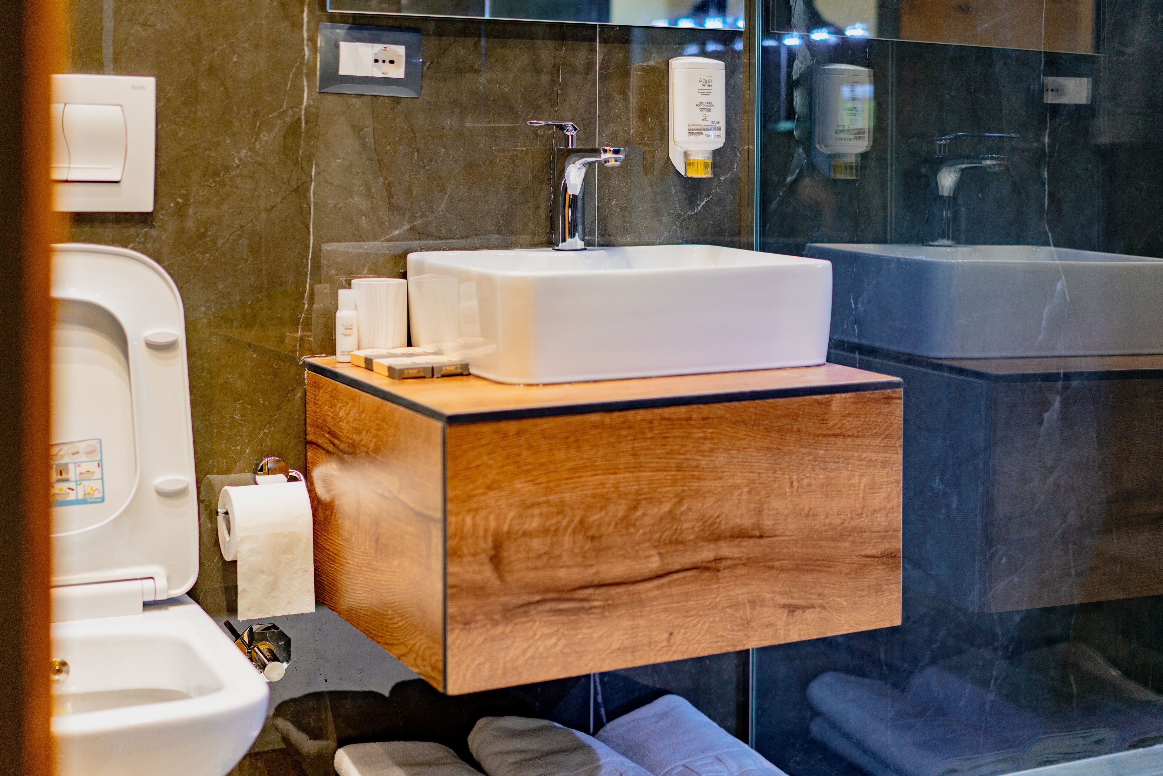 Ador Hotel