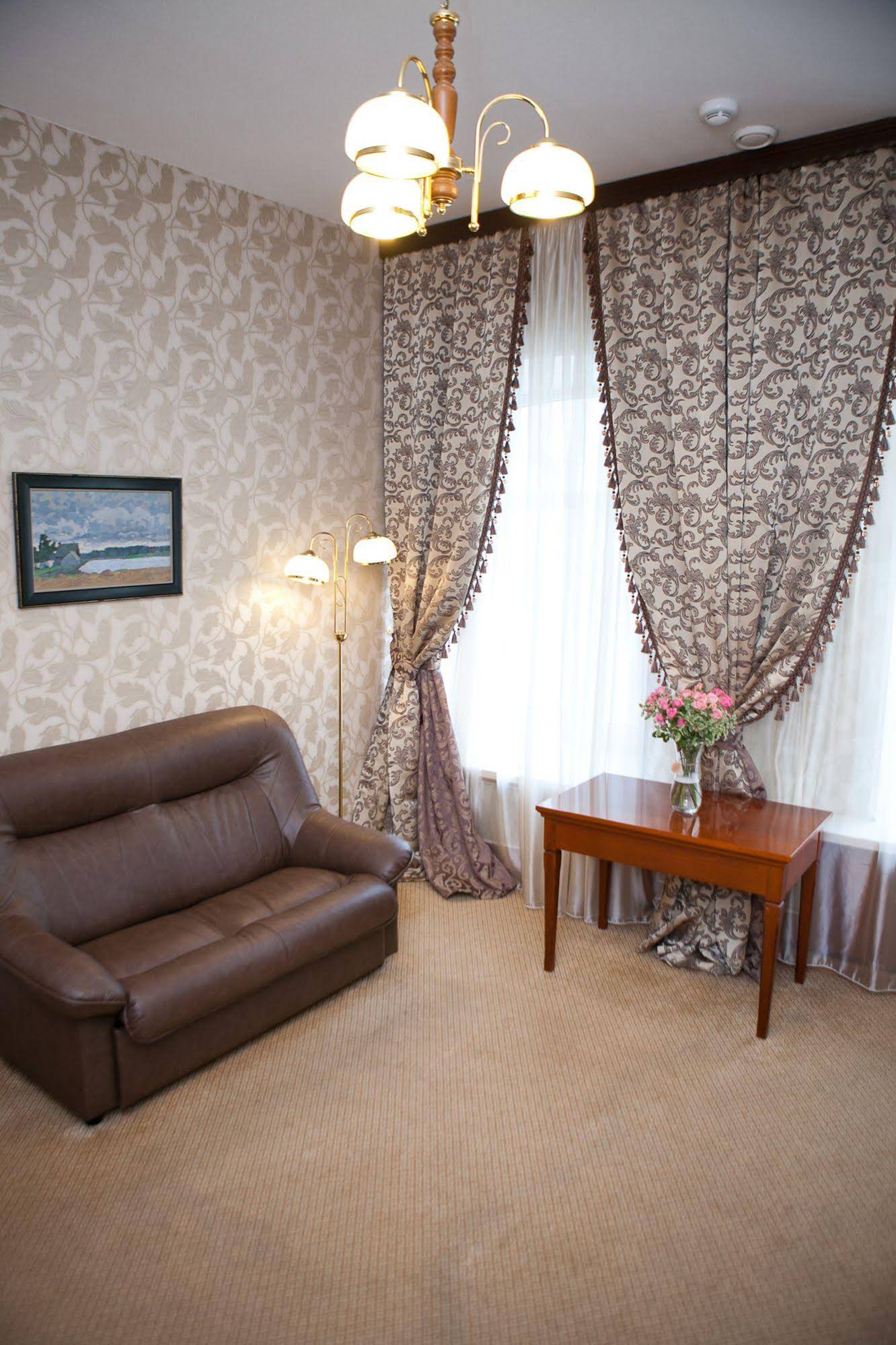U Zolotykh Vorot Hotel