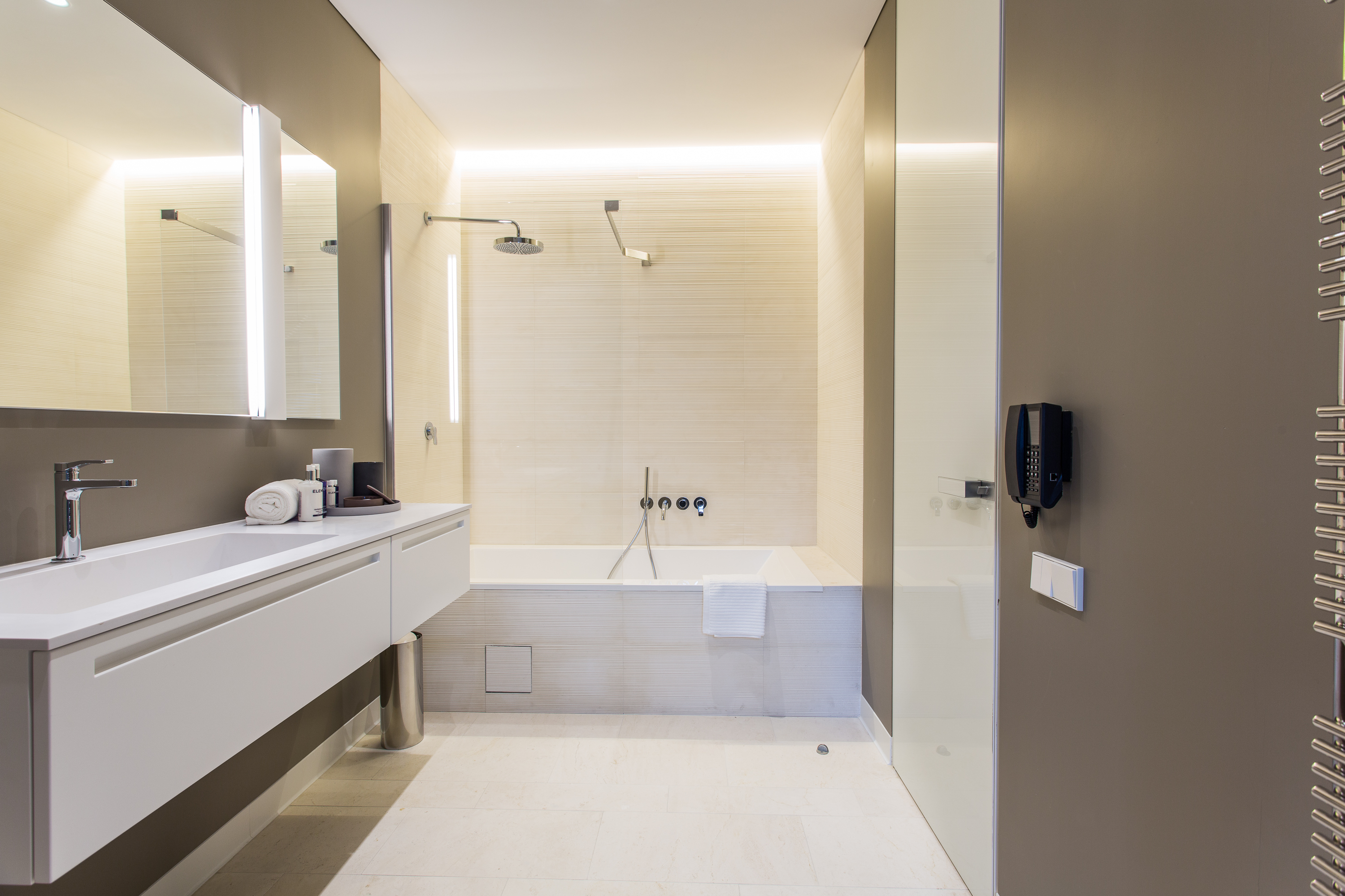 Crystal House Suite Hotel & Spa