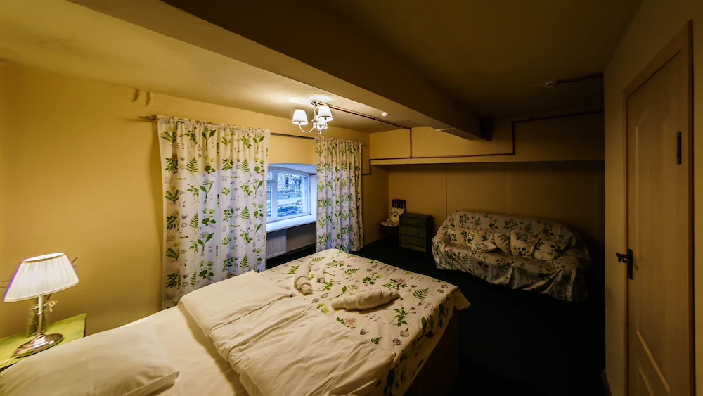 Croissant Bakery and Hotel