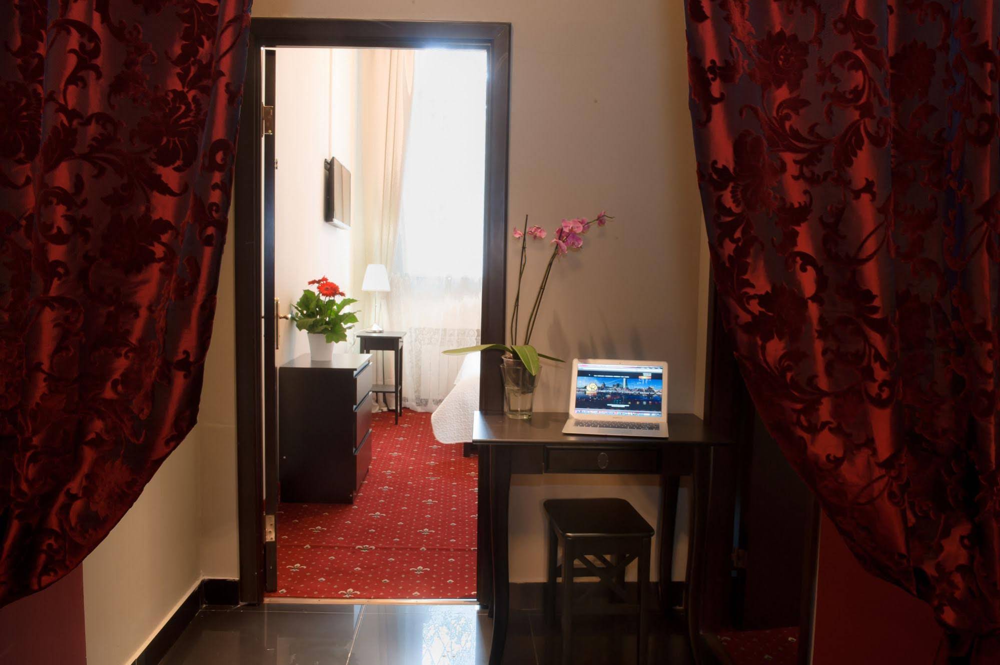 Crossroads Hotel