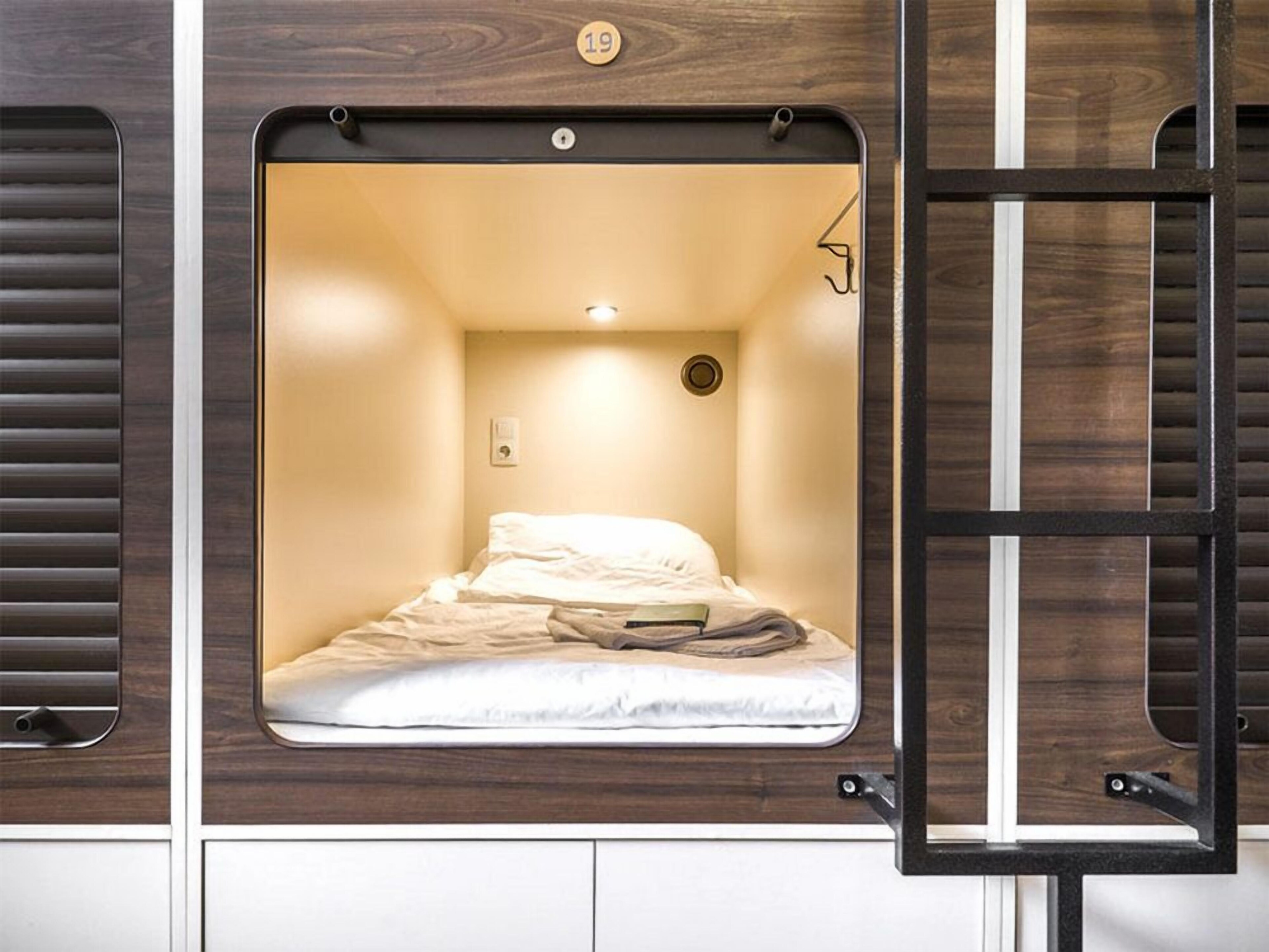Capsule Hotel InterQUBE Tretyakovskaya