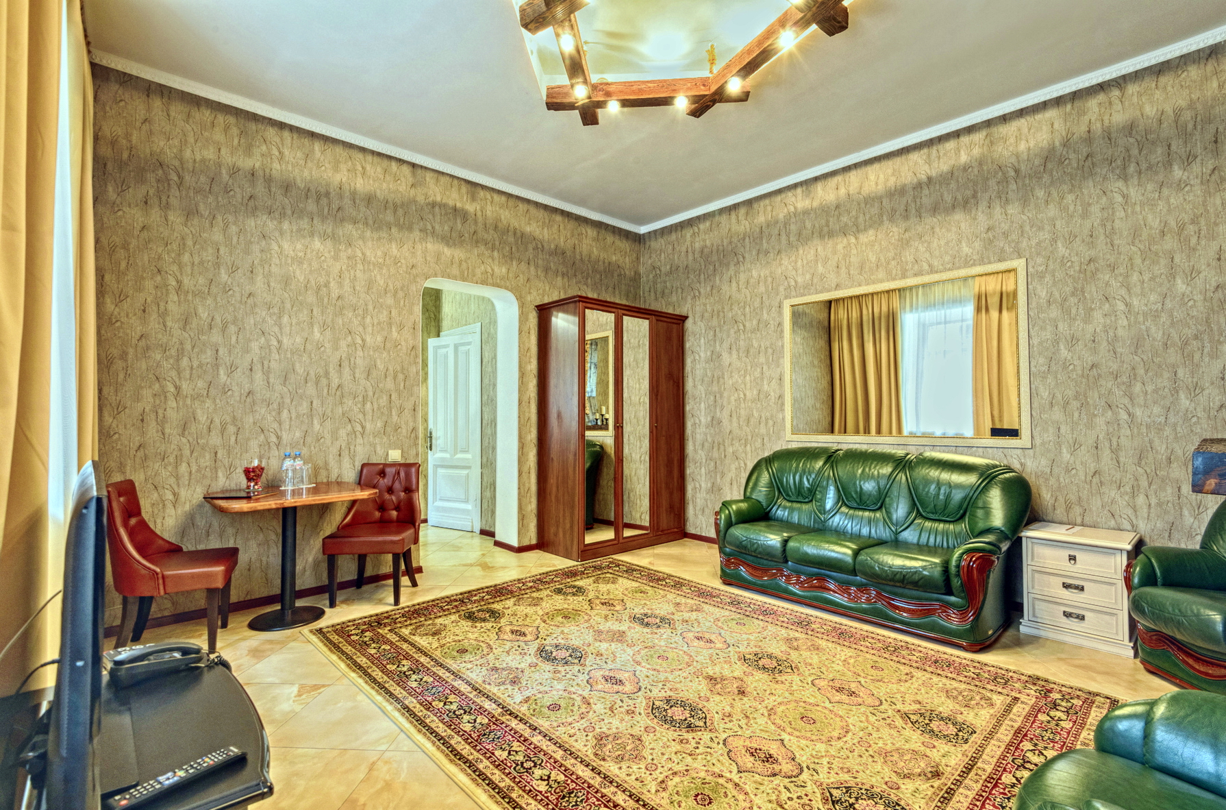 LeonArt Hotel