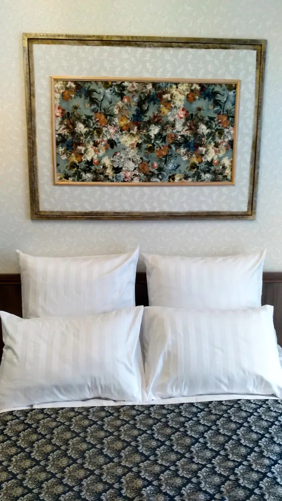 Mini Hotel Near Theater