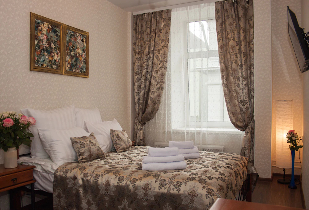 Mini Hotel Near Theater