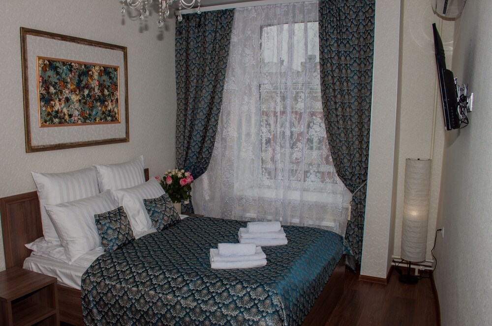 Mini Hotel Near Theater