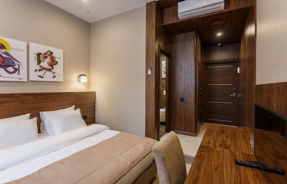 Riverside Hotel