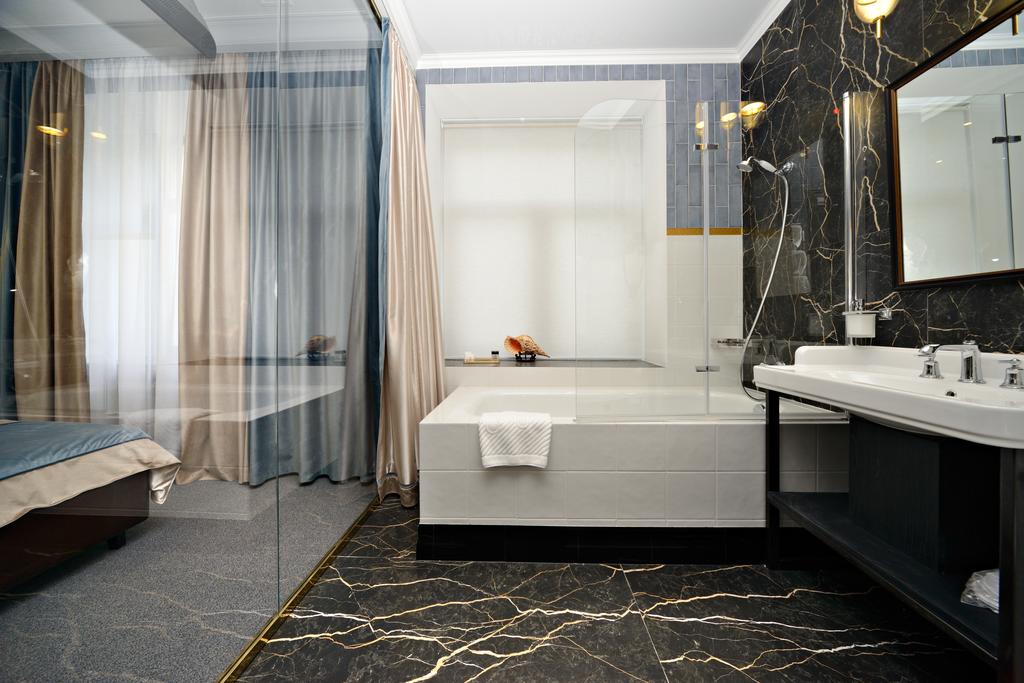 Senator Hotel