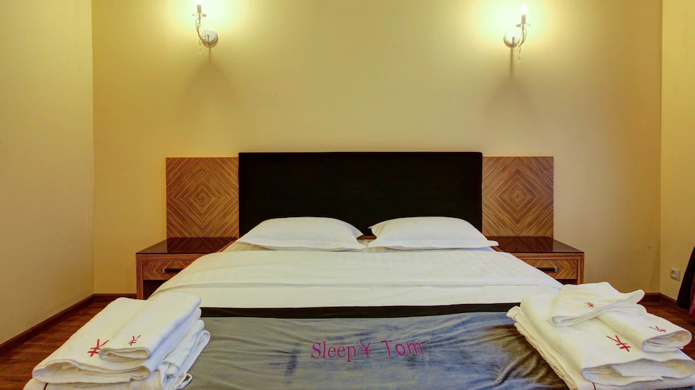 Sleepy Tom Hotel