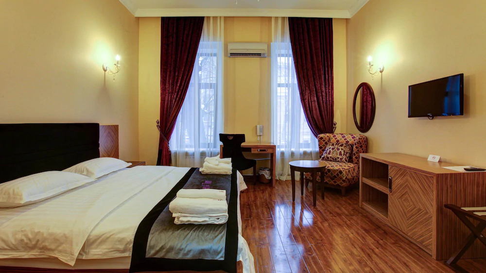 Sleepy Tom Hotel