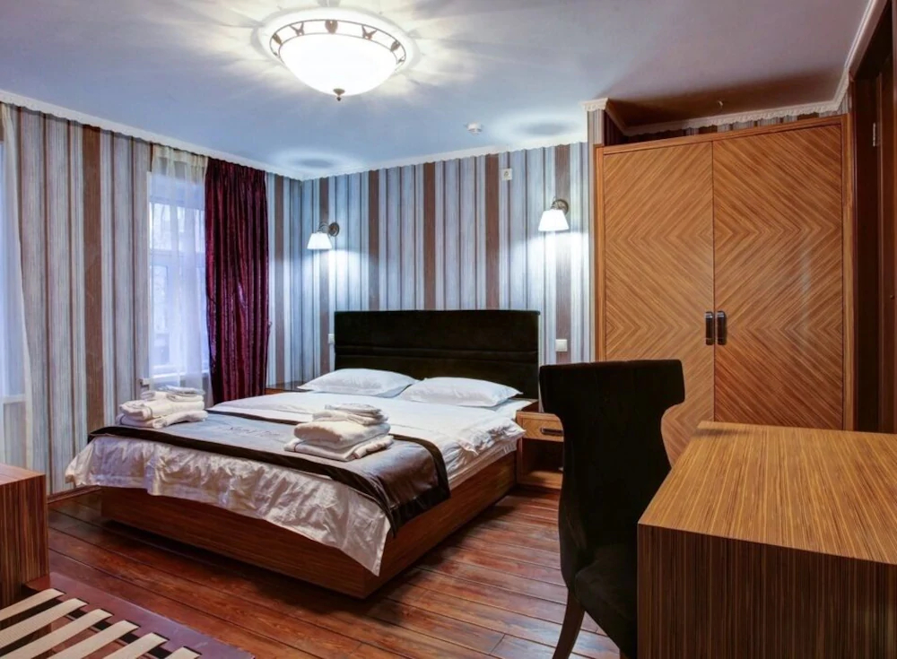 Sleepy Tom Hotel