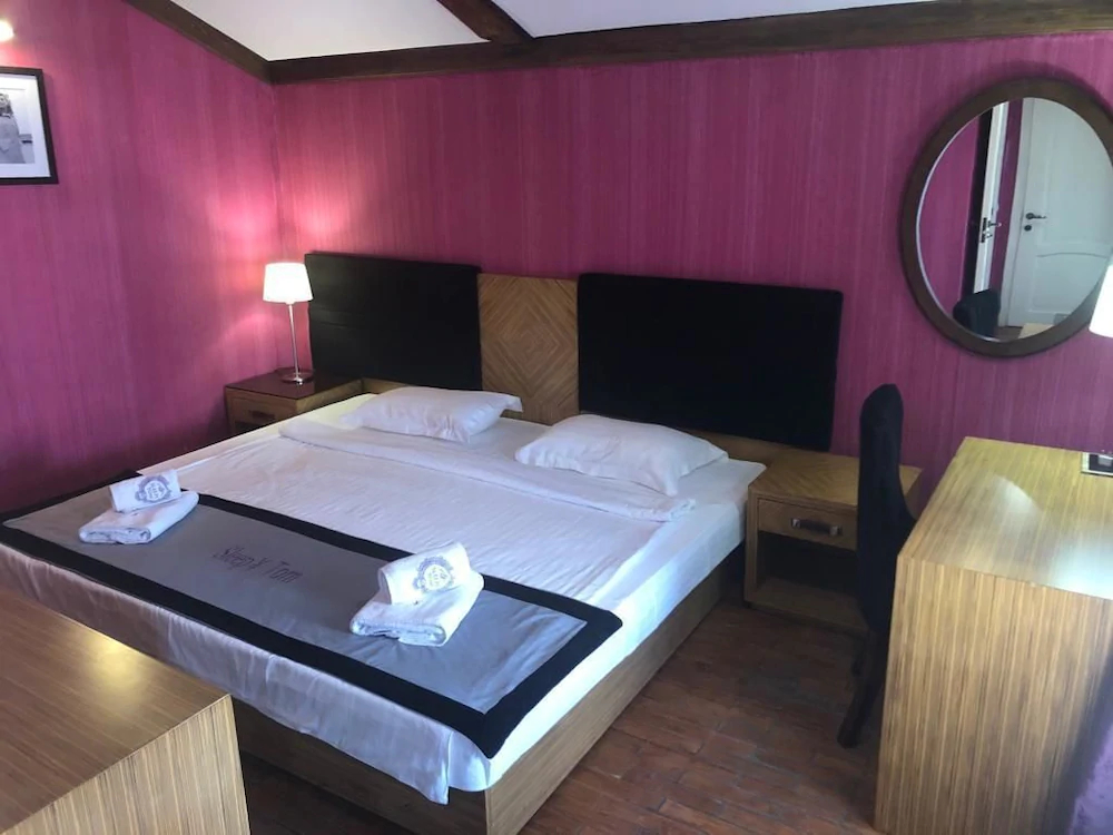 Sleepy Tom Hotel