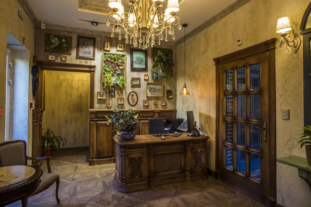 Chestniy Chekhov Hotel
