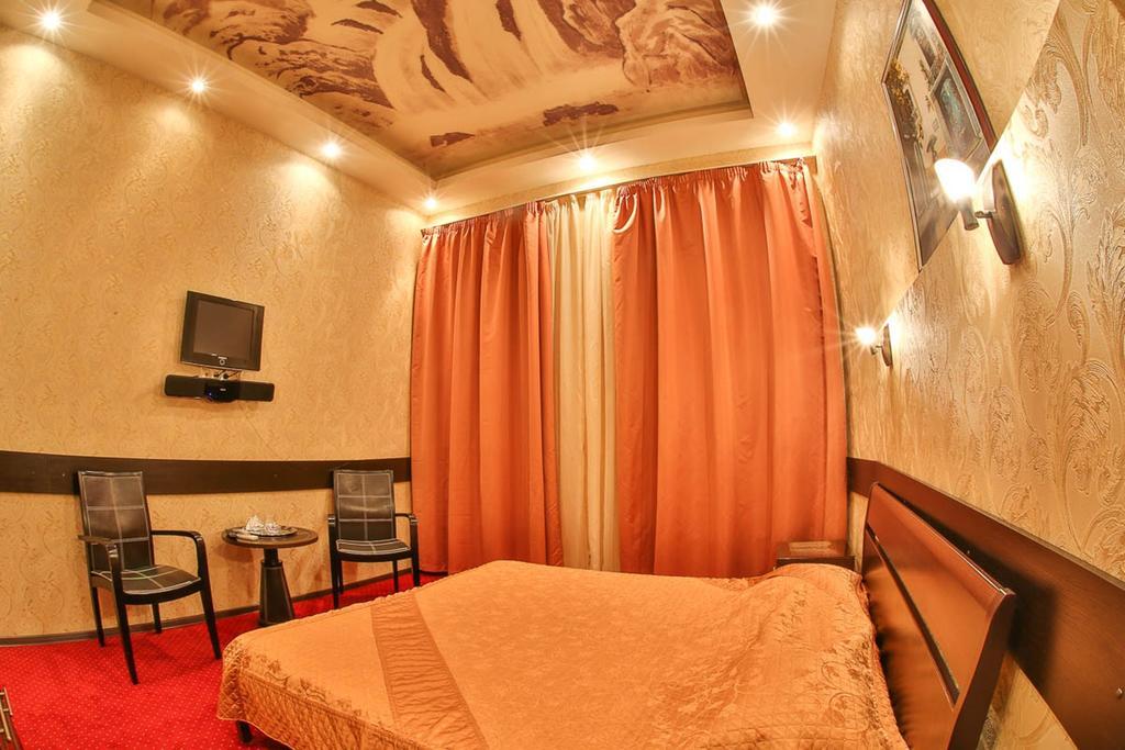 Alex Hotel on Marata 3