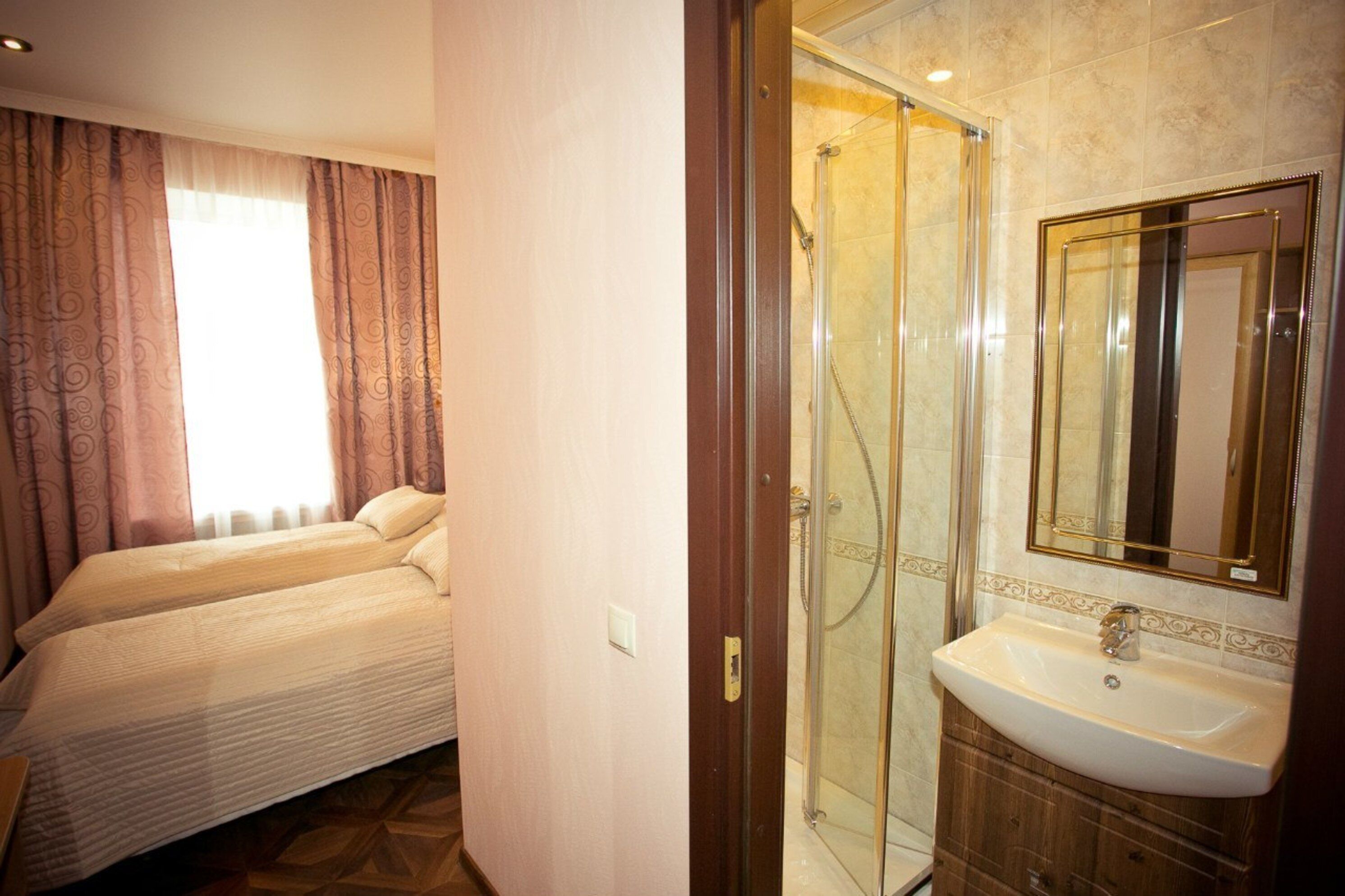Grand Lion Hotel