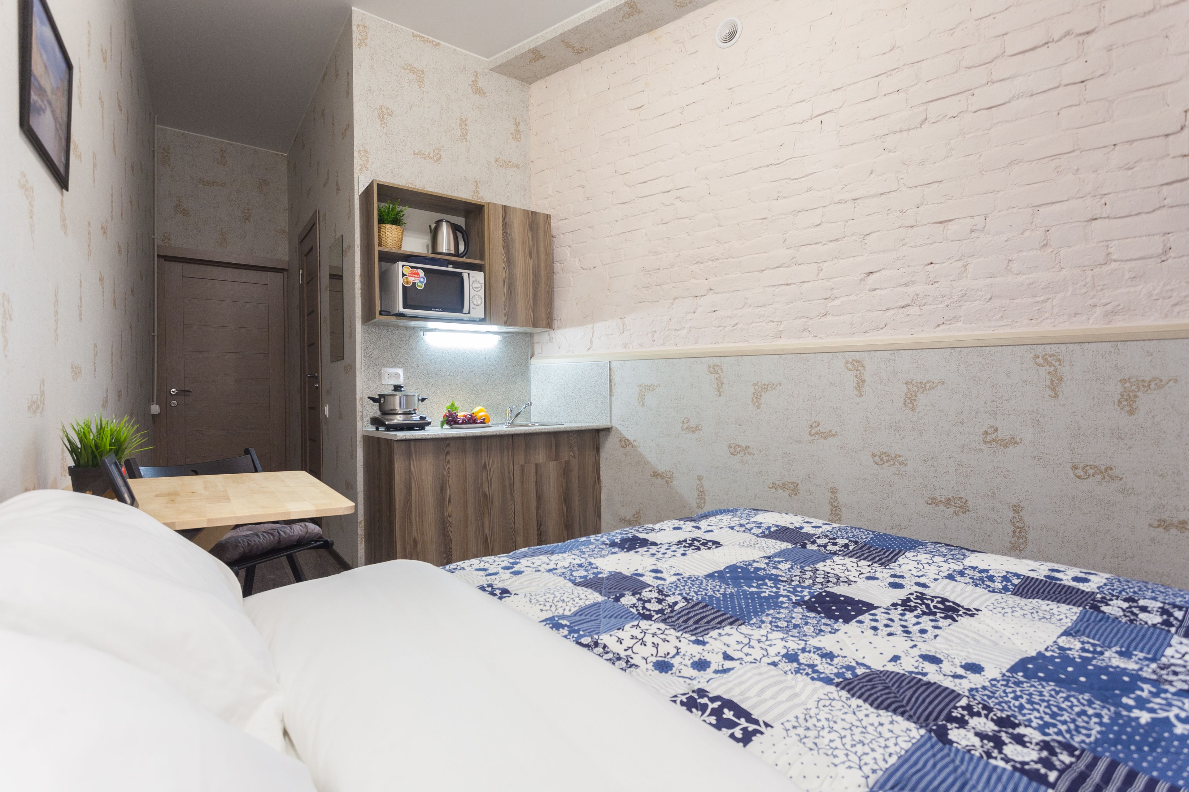 Guests Love on Blokhina
