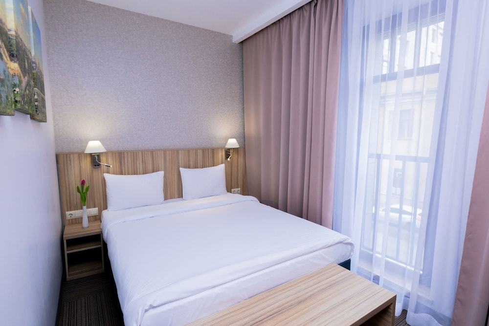 Harbor Club Hotel