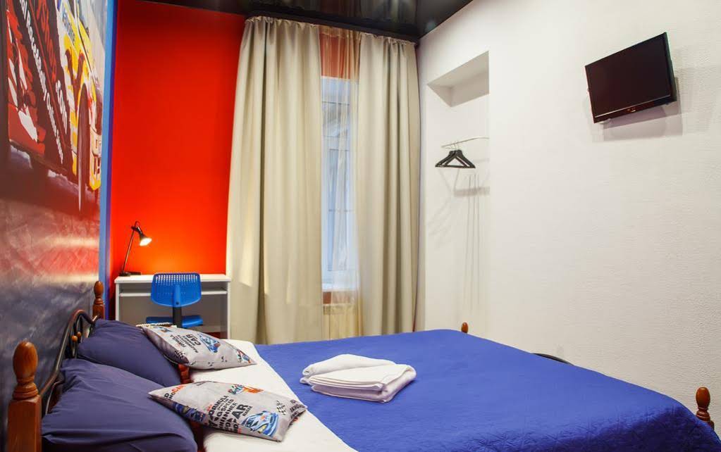 Hostel Racing Paradise