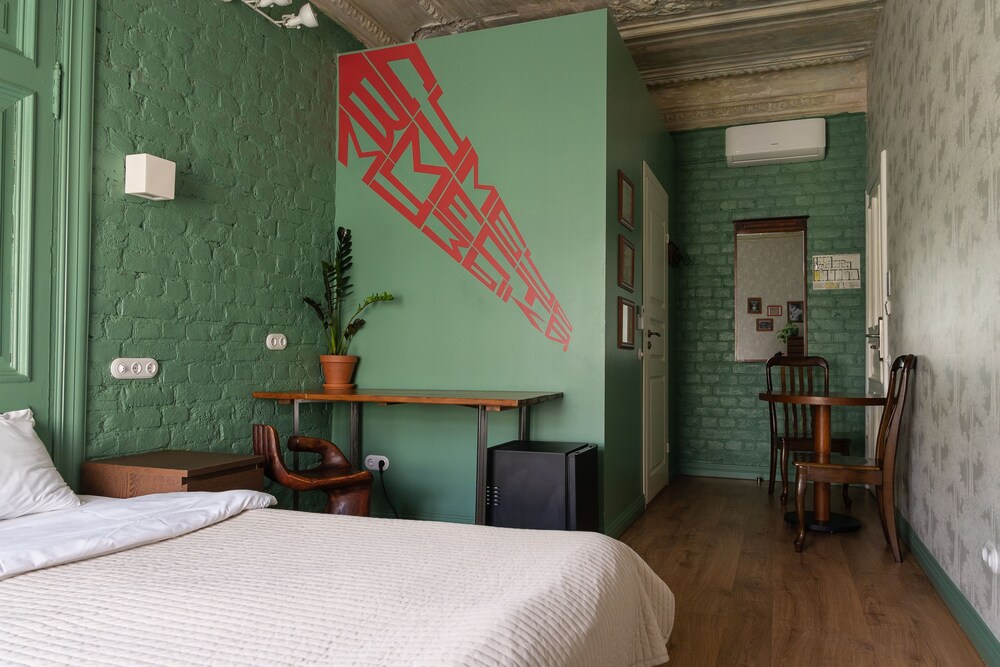 Metropolis Hotel
