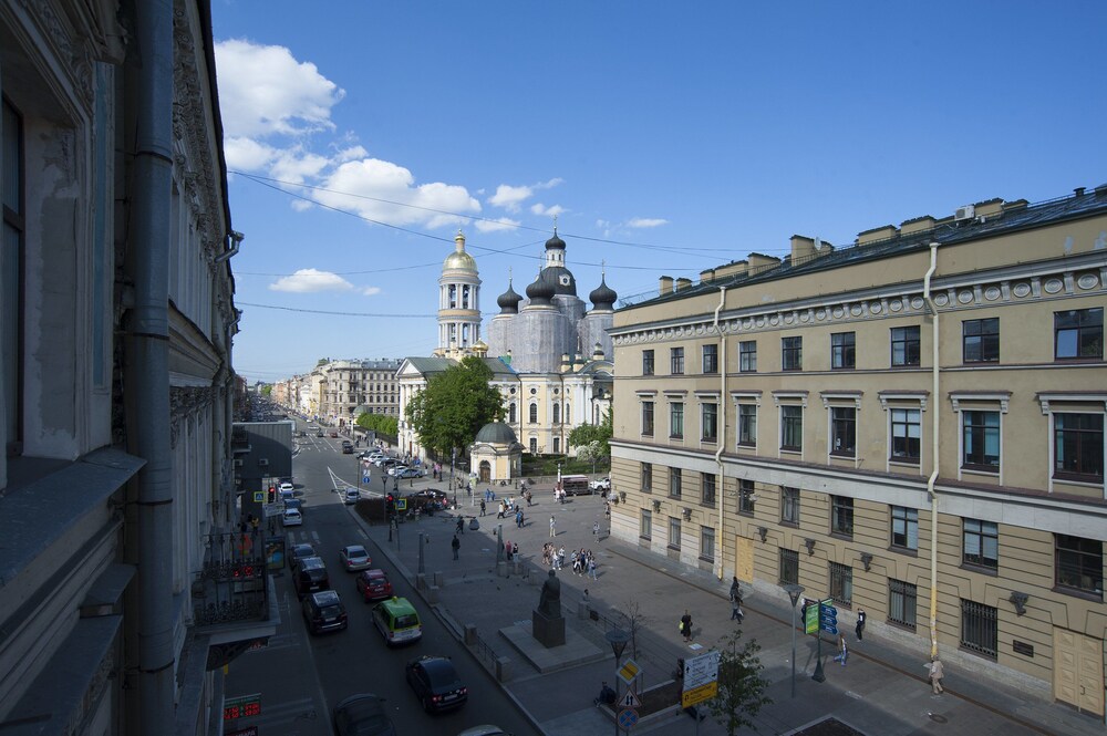 Solo On Bolshaya Moskovskaya
