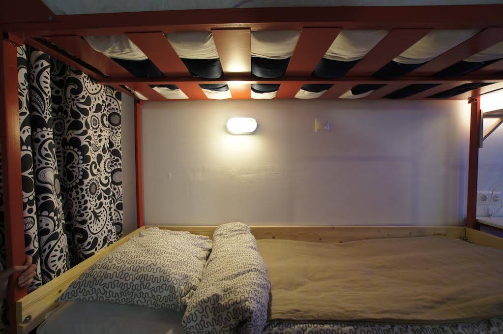 2x2 Hostel