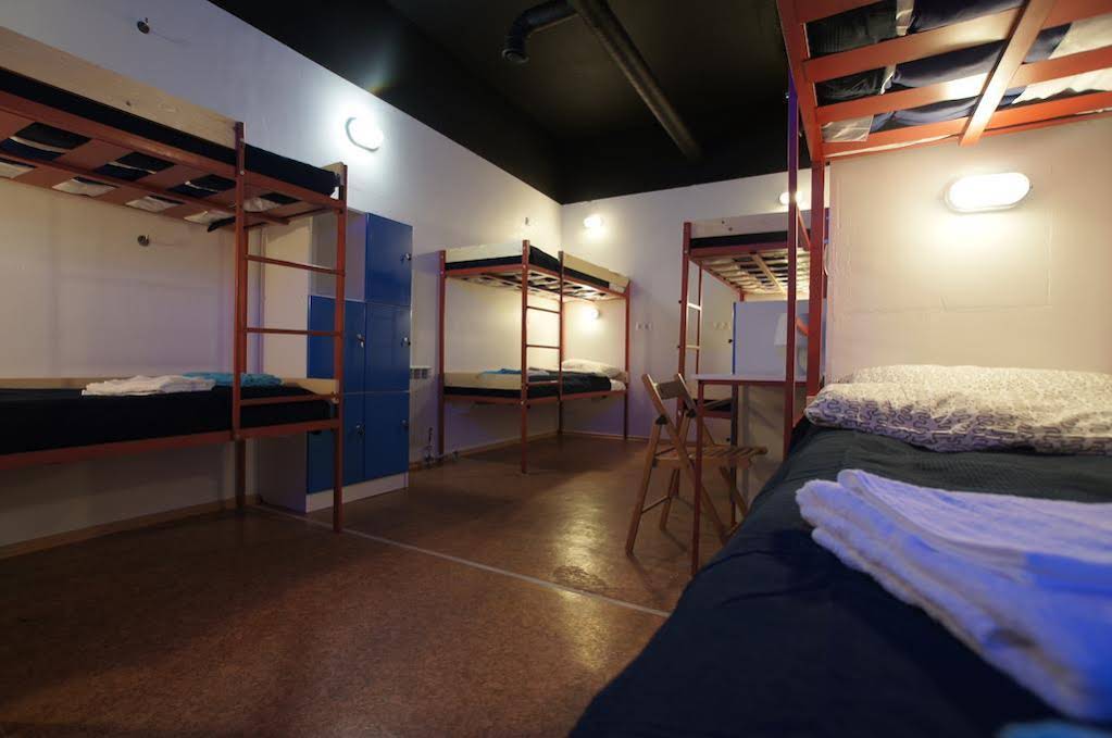 2x2 Hostel