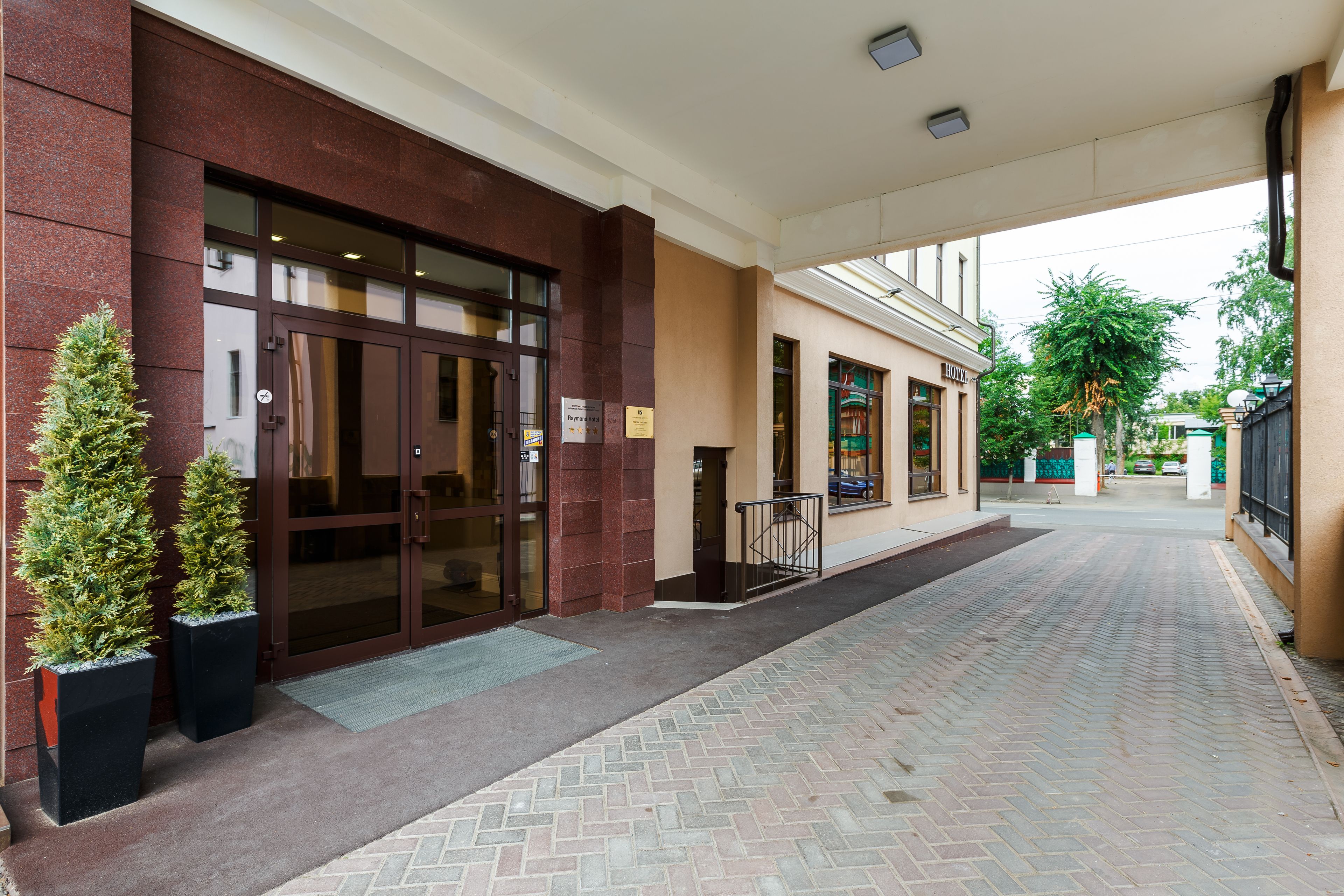 Raymond Hotel